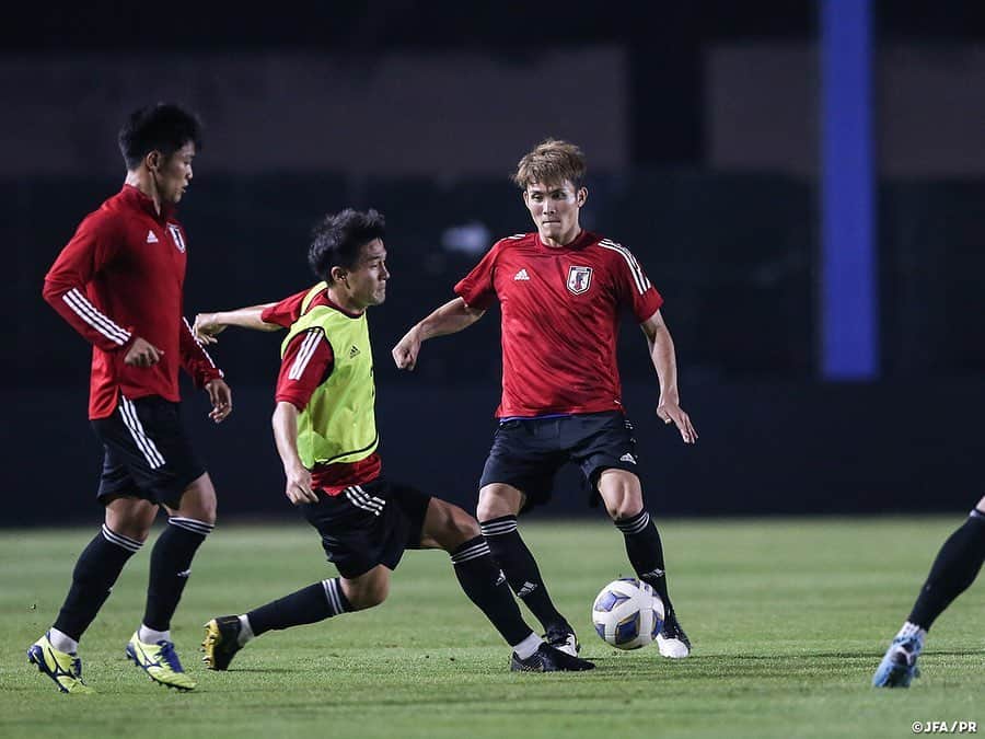 日本サッカー協会さんのインスタグラム写真 - (日本サッカー協会Instagram)「📸#U23日本代表 U-23カタール戦に向けて準備開始 ・ AFC U23選手権タイ2020のグループステージ第2戦・U-23シリア戦から一夜明けた1月13日(月)、U-23日本代表はバンコク市内で夜からトレーニングを行いました。 ・ この日、宿舎では通常のミーティングに加えて選手のみでのミーティングも行われました。今大会で定めた目標に手が届かなかった状況で、U-23日本代表をどう改善していくか、意識のすり合わせを図っていました。 ・ グループステージ最終戦で初勝利を目指す日本は15日(水)、U-23カタール代表と対戦します。試合はRajamangala Stadiumで行われ、20:15（日本時間22:15）よりキックオフ予定です。 ――― 🏆AFC U-23選手権タイ2020（1/8～26） 1/9 1-2 U-23サウジアラビア🇸🇦 1/12 1-2 U-23シリア🇸🇾 1/15 22:15 🆚U-23カタール🇶🇦 📺テレビ朝日系列/NHK BS1 👉大会情報はJFA.jpへ #daihyo #U23日本代表 #AFCU23 ―――」1月14日 13時44分 - japanfootballassociation