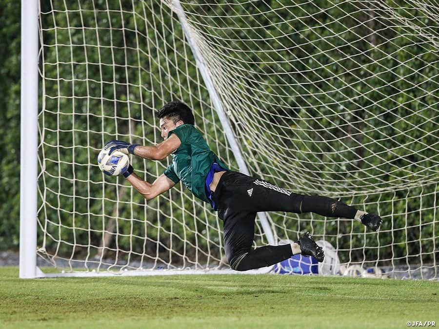 日本サッカー協会さんのインスタグラム写真 - (日本サッカー協会Instagram)「📸#U23日本代表 U-23カタール戦に向けて準備開始 ・ AFC U23選手権タイ2020のグループステージ第2戦・U-23シリア戦から一夜明けた1月13日(月)、U-23日本代表はバンコク市内で夜からトレーニングを行いました。 ・ この日、宿舎では通常のミーティングに加えて選手のみでのミーティングも行われました。今大会で定めた目標に手が届かなかった状況で、U-23日本代表をどう改善していくか、意識のすり合わせを図っていました。 ・ グループステージ最終戦で初勝利を目指す日本は15日(水)、U-23カタール代表と対戦します。試合はRajamangala Stadiumで行われ、20:15（日本時間22:15）よりキックオフ予定です。 ――― 🏆AFC U-23選手権タイ2020（1/8～26） 1/9 1-2 U-23サウジアラビア🇸🇦 1/12 1-2 U-23シリア🇸🇾 1/15 22:15 🆚U-23カタール🇶🇦 📺テレビ朝日系列/NHK BS1 👉大会情報はJFA.jpへ #daihyo #U23日本代表 #AFCU23 ―――」1月14日 13時44分 - japanfootballassociation