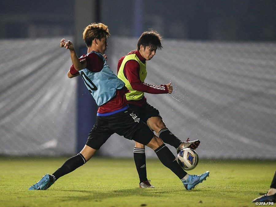 のインスタグラム：「📸#U23日本代表 U-23カタール戦に向けて準備開始 ・ AFC U23選手権タイ2020のグループステージ第2戦・U-23シリア戦から一夜明けた1月13日(月)、U-23日本代表はバンコク市内で夜からトレーニングを行いました。 ・ この日、宿舎では通常のミーティングに加えて選手のみでのミーティングも行われました。今大会で定めた目標に手が届かなかった状況で、U-23日本代表をどう改善していくか、意識のすり合わせを図っていました。 ・ グループステージ最終戦で初勝利を目指す日本は15日(水)、U-23カタール代表と対戦します。試合はRajamangala Stadiumで行われ、20:15（日本時間22:15）よりキックオフ予定です。 ――― 🏆AFC U-23選手権タイ2020（1/8～26） 1/9 1-2 U-23サウジアラビア🇸🇦 1/12 1-2 U-23シリア🇸🇾 1/15 22:15 🆚U-23カタール🇶🇦 📺テレビ朝日系列/NHK BS1 👉大会情報はJFA.jpへ #daihyo #U23日本代表 #AFCU23 ―――」