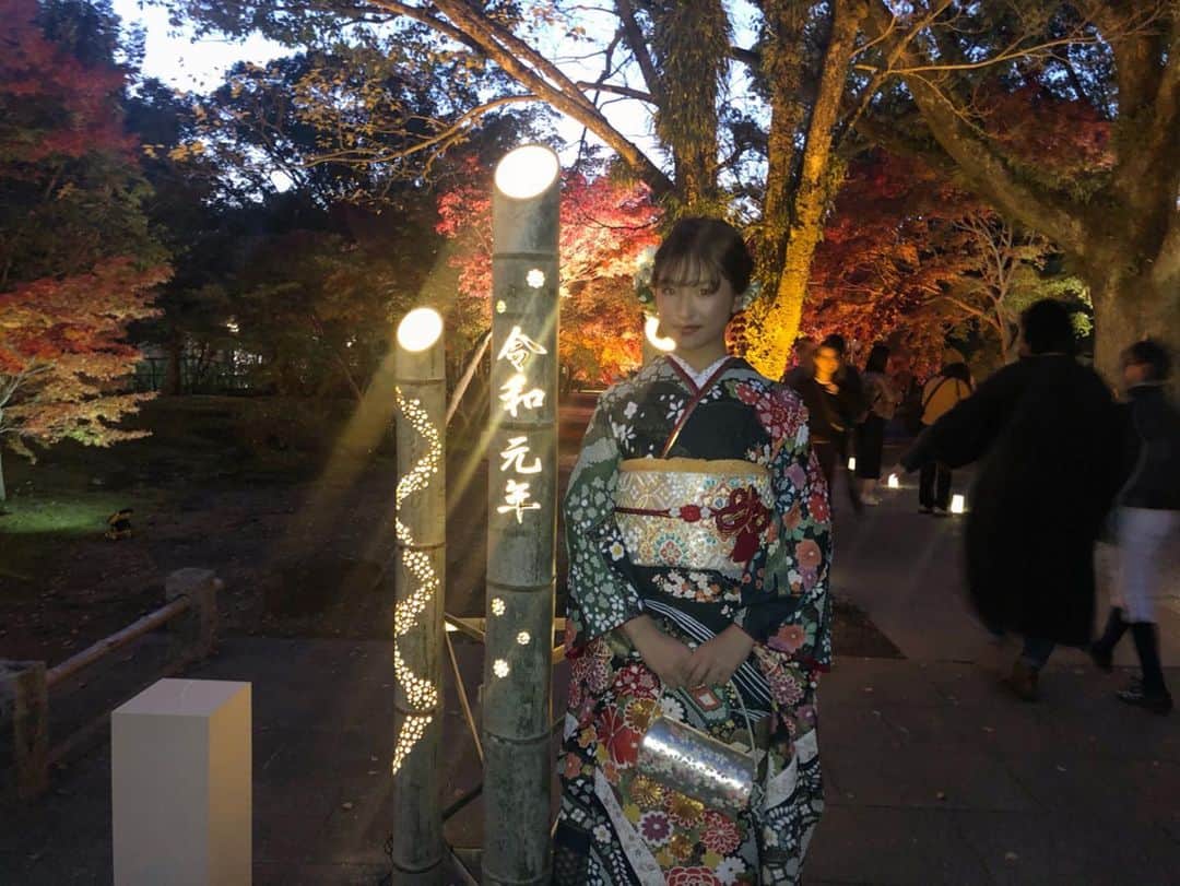 のインスタグラム：「・ 思い出🤎 みんなで撮った写真📸 着物載っけるのはこれで最後にします😂🙇‍♂️ しつこくてごめんなさいい💦💦 楽しかったのほんとに😭 戻りたいーーーー！！！ ・ #熊本#熊本成人式#成人式 #ハタチ#令和#みんなすき #渡邊菜々#わたなな#🌻 #ハタチは一生もの」
