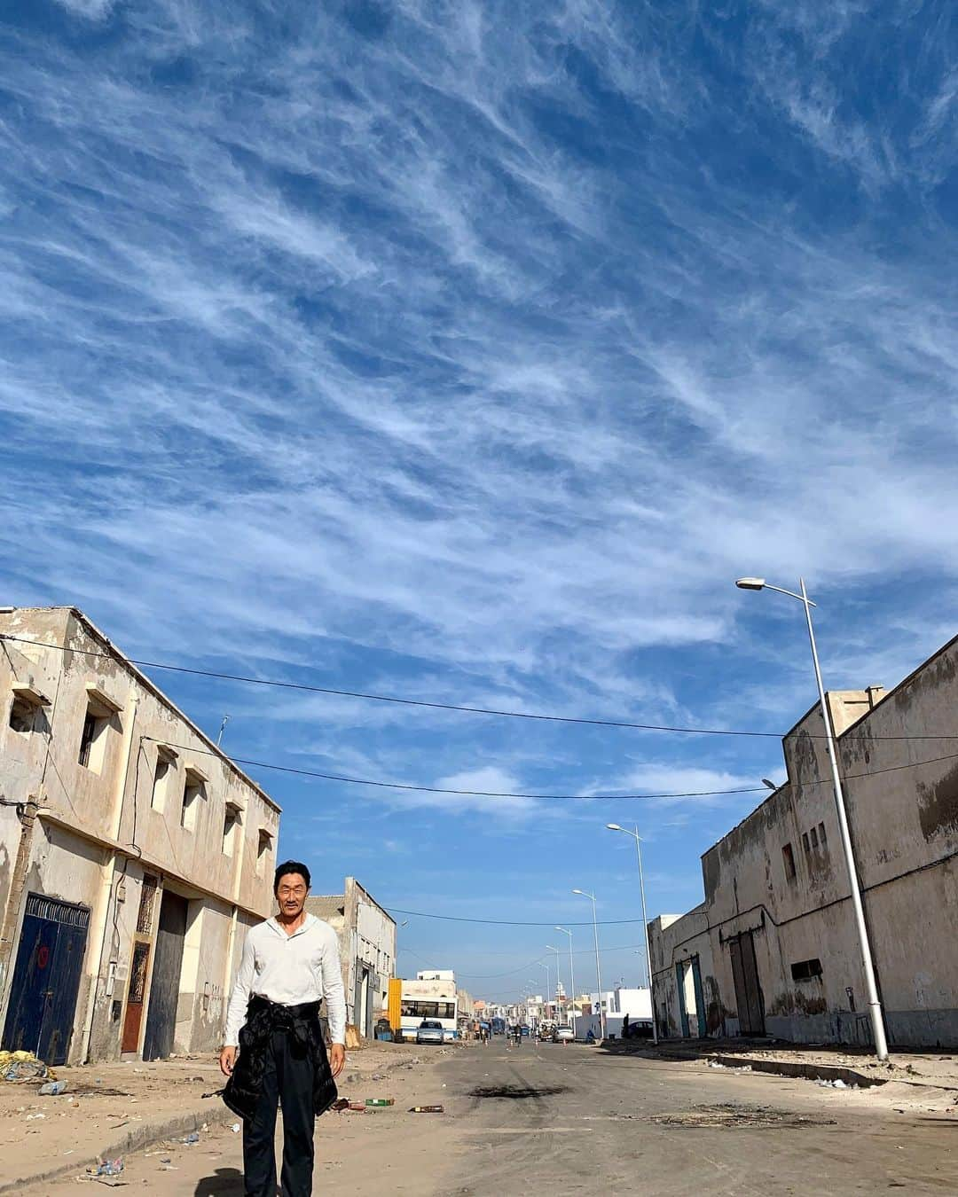 ホ・ジュノのインスタグラム：「#morocco #essaouira . 멋진 하늘 👍 .  #허준호」