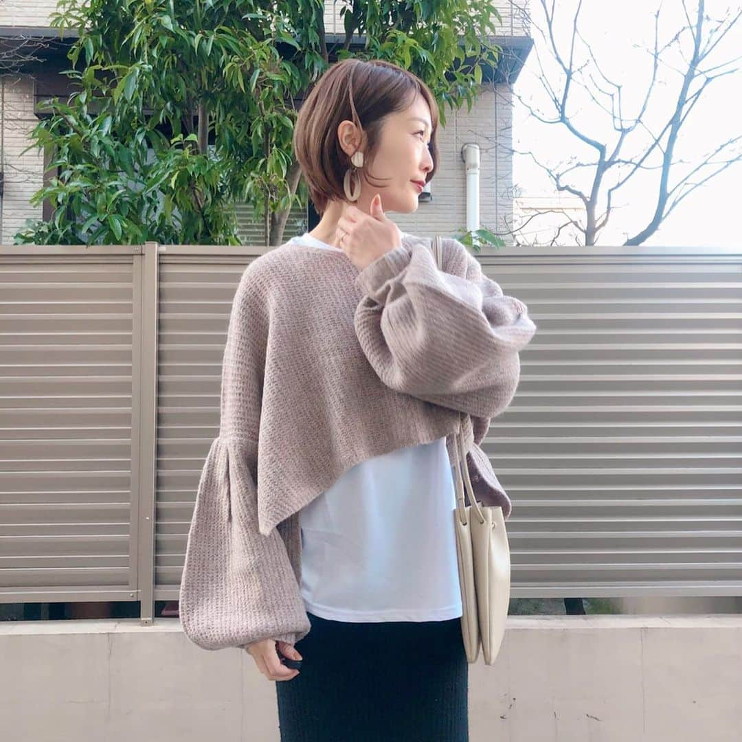 Kikuno Sayumiさんのインスタグラム写真 - (Kikuno SayumiInstagram)「〻layered style〻 ・ ・ ・ 今期マストな白のロンT、私は  @ladiesfashion.kandk でゲットしたよ🤟これは青みがかってる白だよ。白のソックスブーツもここの。ヒールも高すぎなくて履きやすい◎ ・ ・ 重ねたニットは @kareishop レイヤードスタイルにもってこいの丈短な感じとボリューム袖が可愛い💘 ・ ・ ・ longT&shoes▶ @ladiesfashion.kandk knit▶ @kareishop ・ ・ ・ #ファッション#コーデ#fashion#ママ#ママコーデ#ponte_fashion #プチプラコーデ#大人カジュアル#ヘアアレンジ#大人可愛い#ジユジョ#옷스타그램#오오티디#シンプルコーデ#158cmコーデ #158cm #冬コーデ#mamagirl#ママリ#ママリファッション#locari#lucrajp#産後コーデ#kandk_style #ショート#授乳コーデ#kareiコーデ#おしゃれさんと繋がりたい」1月14日 14時01分 - sayumikikuno