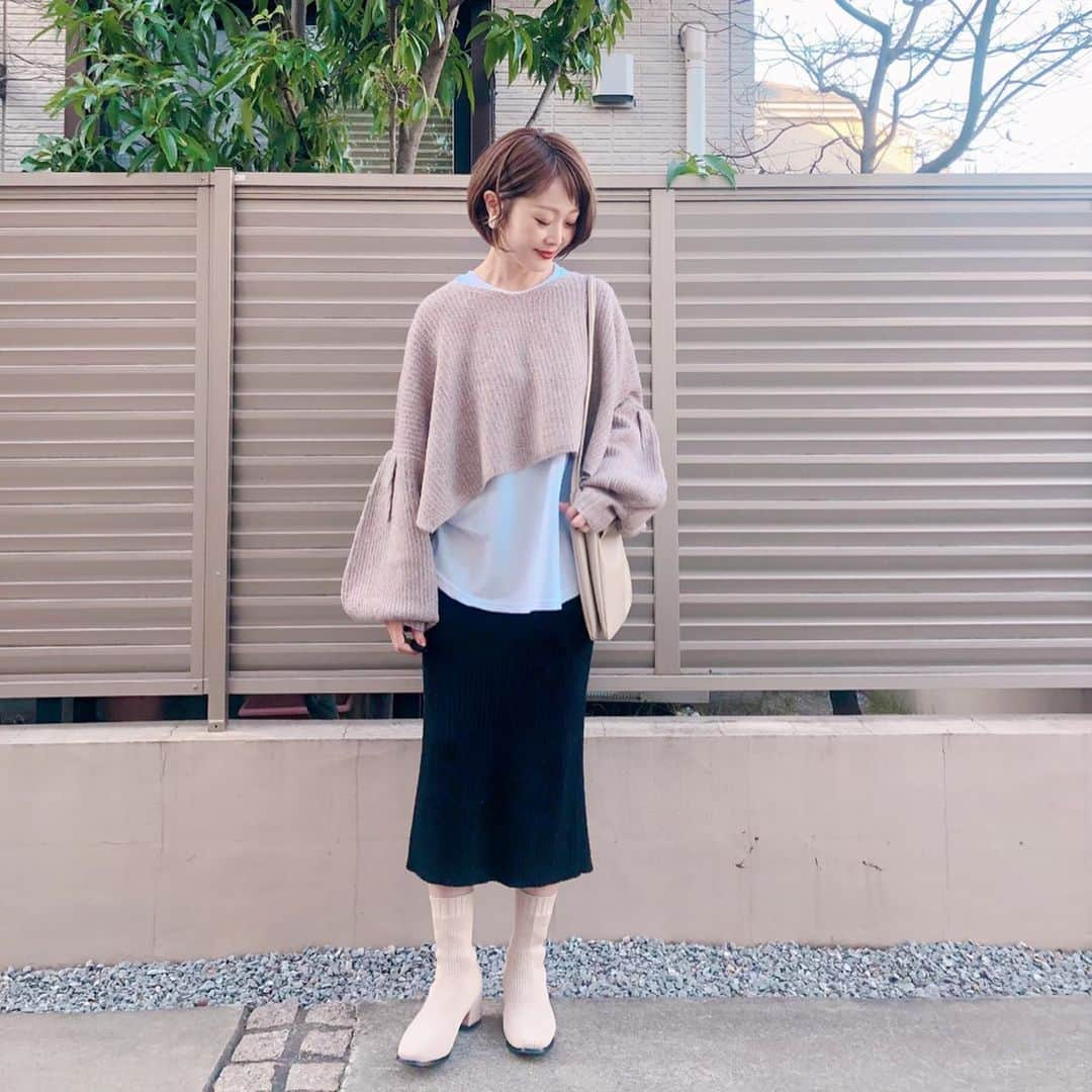 Kikuno Sayumiさんのインスタグラム写真 - (Kikuno SayumiInstagram)「〻layered style〻 ・ ・ ・ 今期マストな白のロンT、私は  @ladiesfashion.kandk でゲットしたよ🤟これは青みがかってる白だよ。白のソックスブーツもここの。ヒールも高すぎなくて履きやすい◎ ・ ・ 重ねたニットは @kareishop レイヤードスタイルにもってこいの丈短な感じとボリューム袖が可愛い💘 ・ ・ ・ longT&shoes▶ @ladiesfashion.kandk knit▶ @kareishop ・ ・ ・ #ファッション#コーデ#fashion#ママ#ママコーデ#ponte_fashion #プチプラコーデ#大人カジュアル#ヘアアレンジ#大人可愛い#ジユジョ#옷스타그램#오오티디#シンプルコーデ#158cmコーデ #158cm #冬コーデ#mamagirl#ママリ#ママリファッション#locari#lucrajp#産後コーデ#kandk_style #ショート#授乳コーデ#kareiコーデ#おしゃれさんと繋がりたい」1月14日 14時01分 - sayumikikuno