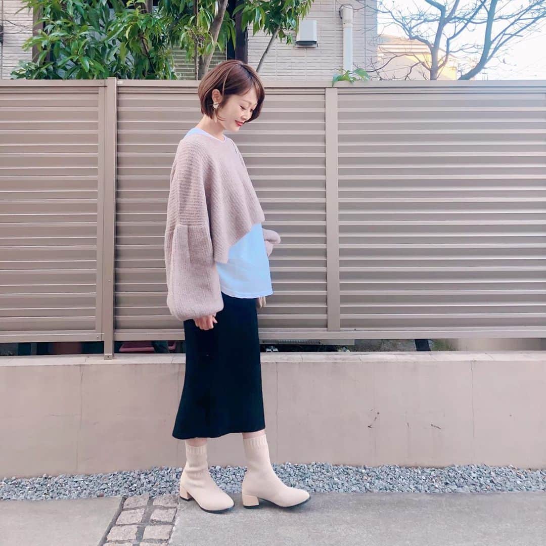 Kikuno Sayumiさんのインスタグラム写真 - (Kikuno SayumiInstagram)「〻layered style〻 ・ ・ ・ 今期マストな白のロンT、私は  @ladiesfashion.kandk でゲットしたよ🤟これは青みがかってる白だよ。白のソックスブーツもここの。ヒールも高すぎなくて履きやすい◎ ・ ・ 重ねたニットは @kareishop レイヤードスタイルにもってこいの丈短な感じとボリューム袖が可愛い💘 ・ ・ ・ longT&shoes▶ @ladiesfashion.kandk knit▶ @kareishop ・ ・ ・ #ファッション#コーデ#fashion#ママ#ママコーデ#ponte_fashion #プチプラコーデ#大人カジュアル#ヘアアレンジ#大人可愛い#ジユジョ#옷스타그램#오오티디#シンプルコーデ#158cmコーデ #158cm #冬コーデ#mamagirl#ママリ#ママリファッション#locari#lucrajp#産後コーデ#kandk_style #ショート#授乳コーデ#kareiコーデ#おしゃれさんと繋がりたい」1月14日 14時01分 - sayumikikuno