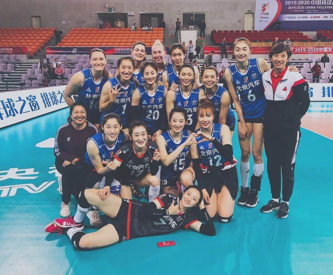 テトリ・ディクソンのインスタグラム：「Crazy how fast this season has gone by. Professional season number 6 is officially in the books! Such great people always teaching me new things like how drinking hot water will heal EVERYTHING, how Rachel has “eyebrows like dragon”, and how I can’t have my ankles showing in the winter or I will die 😂 In all realness, I love these girls and I’m so happy this season brought me back to 🇨🇳! Thank you Beijing for another great year and a 🥉medal finish, and thank you to Beijing and CVL fans for your support always ❤️ . Next stop: AMURICCCCA 🇺🇸」