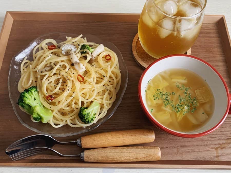 七尾カンナのインスタグラム：「. . 最近のご飯🥰 . 🍴きのことブロッコリーのペペロンチーノ 🍴はくさいと玉ねぎのコンソメスープ . . 🍴肉団子と野菜の甘酢あんかけ 🍴ひじきの煮物 🍴鮭フレーク . . 他にも八宝菜とかカレーとか最近作ってたけど写真撮ってない、、🤦🏻‍♀️🤦🏻‍♀️ . 自分のためだけに作るの飽きたから、そろそろ誰か食べにおいで、、🐹💞(わたしの友達に限る) . . . . . #おうちごはん #クッキングラム #献立 #パスタ #七尾めし #フォローミー」