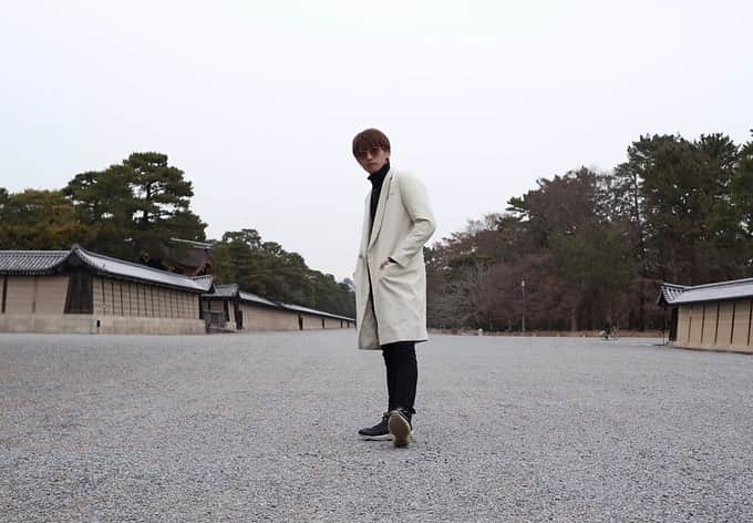 品川翔のインスタグラム：「• • • • レイシーと散歩🚶‍♂️ • • • • 最近コーヒーが飲めるようになったので 美味しいコーヒーを飲みました！！！ 大人になったなって思いました笑 • • • • • • • • • • 色々な話をしたり お互いを写真撮ったりと とても充実してた☺️ • • • • • • • • 今日はいつもと違う 白のコートを着てみた！！ シューズは久々にAIR MAX97を履きました👟 • • • • • • •  #instagood#actor#俳優 #hair#style#l4l #followme #fashion #KYOTOSAMURAIBOYS #京都サムライボーイズ #KSB#model  #ootd #instafashion #AIRMAX97」