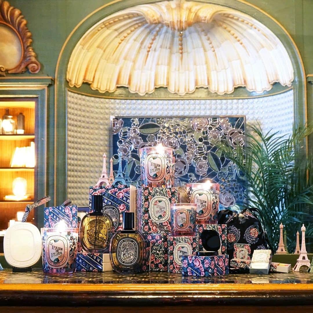 のインスタグラム：「Eau Capitale cebrates diptyque's home city of Paris! The collection includes an eau de parfum, a solid perfume, a candle and a scented oval. Eau Capitale is the first Chypre of diptyque, a sophisticated fragrance that echoes the many faces of Paris. The flowers of Art Nouveau adorn its design as a tribute to diptyque's birthplace.  #diptyque #diptyqueparis #eaucapitale #paris #artnouveau」