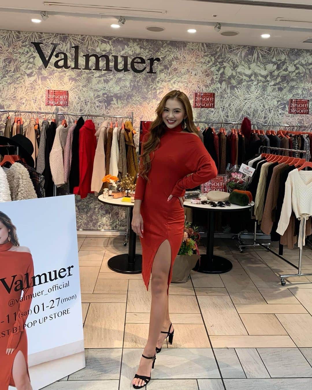 カレンさんのインスタグラム写真 - (カレンInstagram)「昨日は Valmuerさん @valmuer_official のPOP UP Store @新宿ルミネエスト にお邪魔しました😆♥️ みんなとお喋りできて嬉しかったー☺️💐 来てくださった皆さん ありがとうございました💕 ポップアップは、JR新宿駅東口横で1/27までやっているようなので、是非お買い物に🛍🥰✨ ・ #valmuer #popupStore #新宿」1月14日 14時10分 - cjd_karen