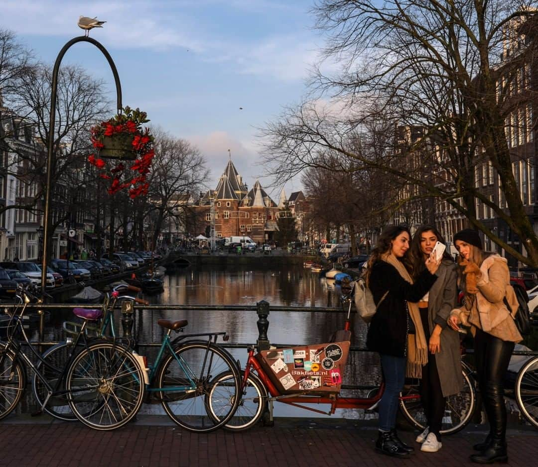 National Geographic Travelさんのインスタグラム写真 - (National Geographic TravelInstagram)「Photo by Muhammed Muheisen @mmuheisen | With the Waag in the background, tourists take a selfie on a canal in Amsterdam, Netherlands.  For more photos and videos from different parts of the world, follow me @mmuheisen and @mmuheisenpublic. #muhammedmuheisen #Amsterdam #Netherlands #Waag」1月14日 14時10分 - natgeotravel