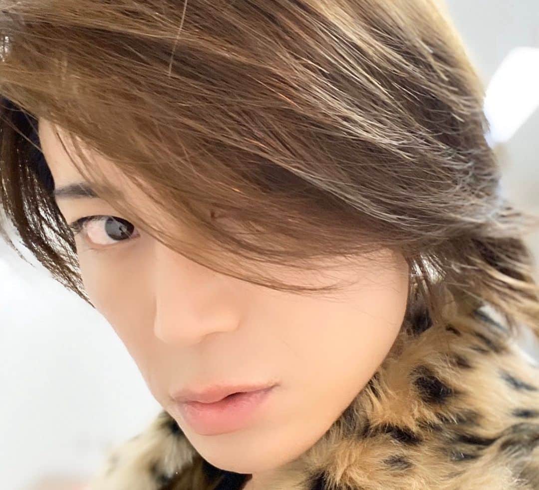 氷川きよしさんのインスタグラム写真 - (氷川きよしInstagram)「銀座の某SALEで思わず買ったレオパードのエコファー。インナーはシンプルに着るのがイイねっ♡レオパード大好き♡  by kii  #氷川きよし #hikawakiyoshi #leopard #fashion #ootd #kii #bykii #キヨラー」1月14日 14時04分 - hikawa_kiyoshi_official