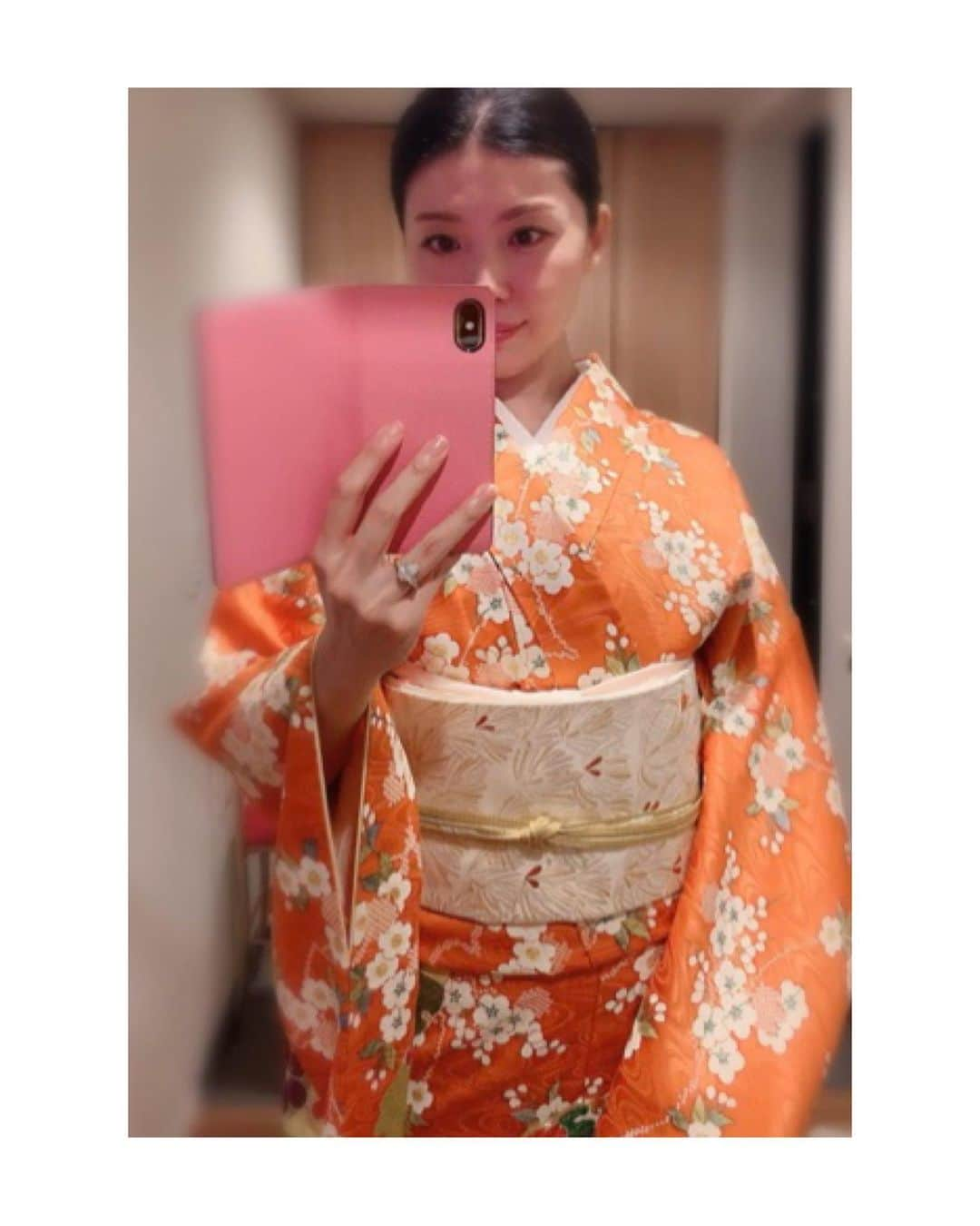 川村亜紀さんのインスタグラム写真 - (川村亜紀Instagram)「私が一番大切にしている母から譲り受けたお振袖をお仕立て直ししたお着物のコーディネート👘 こちらは新年会に出席した時の組み合わせです。 長吉呉服店さんに帯のお見立てをお願いして出来たコーディネートです。 帯締め、帯揚げは自分で合わせました。 帯締めはきねやさん、帯揚げは頂き物で井澤屋さんのお品物です。  新年会に相応しく華やかな組み合わせになり、同席したかたにもお褒めのお言葉をいただきました。ありがとうございます。  #お着物 や #花街 #歌舞伎 など #日本の伝統 が長く守られ受け継がれますように。 #kimono #kimonocordinate #japanesekimono #japanesetradition #beautifultradition #lovekimono  #instakimono  #お着物 #お着物コーディネイト #日本の伝統 #守るべきもの #帯とお着物 #帯締めと帯揚げ #お草履とバッグ #帯留め #組み合わせが楽しい  #袋帯 #長吉呉服店 さん #井澤屋 さん #きねや さん #袷 #小紋 #お振袖 #お仕立て直し  #私の大切なお着物 #亜紀の和装記録」1月14日 14時04分 - _aki1015_