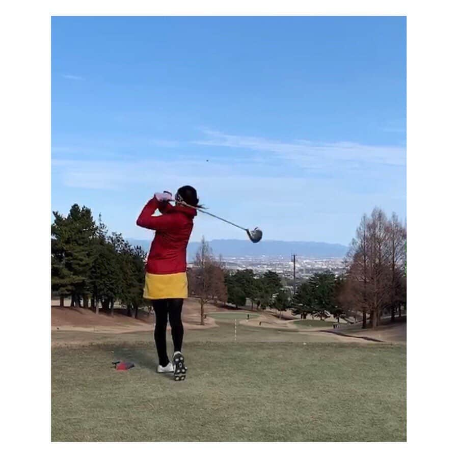 柳野玲子さんのインスタグラム写真 - (柳野玲子Instagram)「先日の初打ち🏌️‍♀️✨ パターがイマイチだったこととバンカーから抜け出せなかったこと以外、アタリ具合は割と良く105でおさまりました💞 今年はベスト98を切るぞ⛳️ #ゴルフ #ゴルフ女子 #初打ち #golf #ベスト更新したい #目標」1月14日 14時05分 - yanaginoreiko