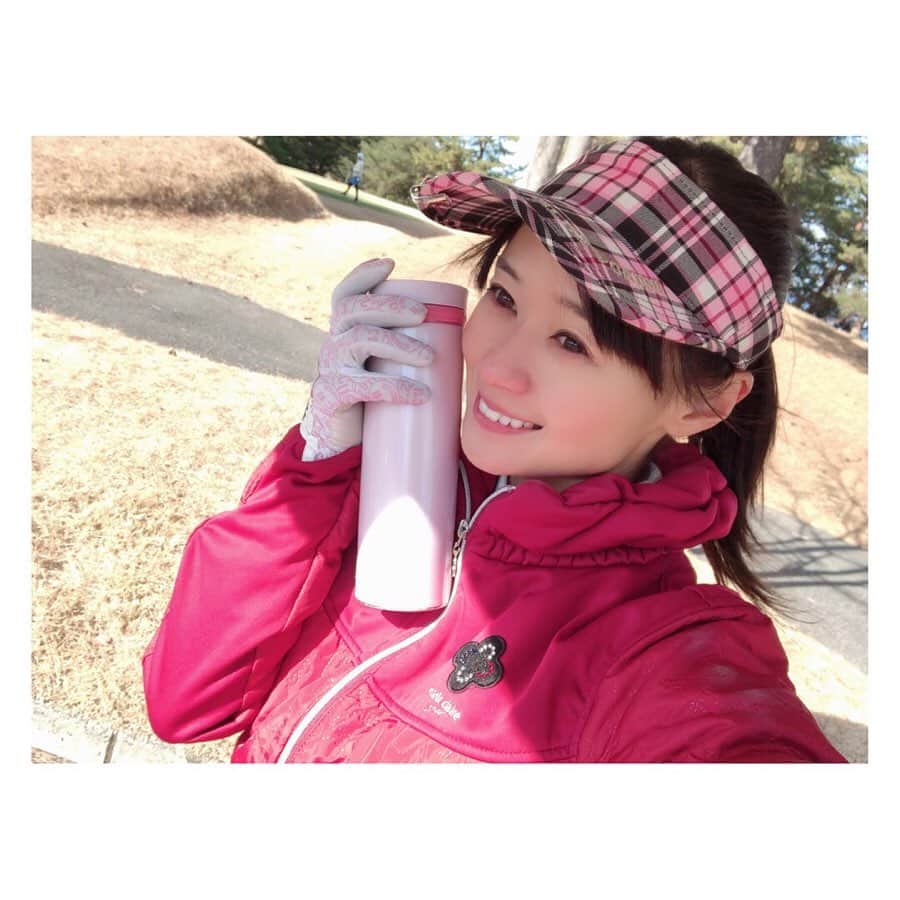 柳野玲子のインスタグラム：「先日の初打ち🏌️‍♀️✨ パターがイマイチだったこととバンカーから抜け出せなかったこと以外、アタリ具合は割と良く105でおさまりました💞 今年はベスト98を切るぞ⛳️ #ゴルフ #ゴルフ女子 #初打ち #golf #ベスト更新したい #目標」