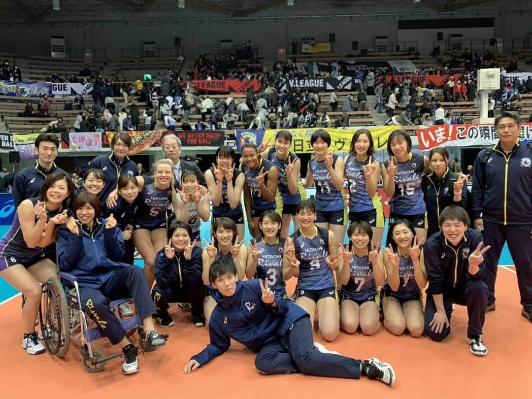 長内美和子のインスタグラム：「.  2019-20 Vリーグ 9位で終えました。 どんな時も変わらずたくさんの温かいご声援 ありがとうございました！！ 本当に感謝の気持ちでいっぱいです。 . 結果としては私たちがめざしていた順位に 届きませんでしたが、 プレッシャーのかかるチャレンジ4で 1番リヴァーレらしいバレーができ、 全勝できたことは自信になりました。 . 去年と順位はあまり変わらないですが 内容としては1戦1戦全員が成長できたと思っています。 この経験を次の大会‥そしてリーグ戦に 繋げていくためにも、悔しさを忘れず 日々頑張ります。 . そして… やっぱり私は日立リヴァーレが 大好きです。 このメンバーで勝ちたい。バレーしたい。 本気でそう思えるチームです。 そのチームの一員であることを誇りに思います。 今後とも日立リヴァーレの 応援よろしくお願いします🐰💙📣 . 最後に、いつも素敵な写真ありがとうございます✨ （写真お借りしてます🙇） また出待ちなどで差し入れやお手紙 とても嬉しいです。 全部拝見させて頂いてます！ 時間が許す限り、なるべく全員に 対応出来るよう頑張ります。 . #Vリーグ #日立リヴァーレ」