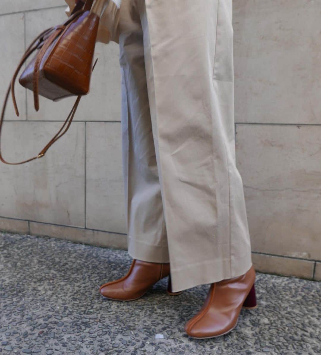 JUNNAさんのインスタグラム写真 - (JUNNAInstagram)「お袖がハリセン❤️ この一癖あるデザイン。 デザイナーさんと試行錯誤してできたお気に入りの一枚。  このバニラカラーとキャラメル色のバッグの合わせ 大好きだわ☺️ ・ ・ ・ tops/ #フレアスリーブランダムリブニット bottom/ #ローライズワイドパンツ shoes/ #センターシームショートブーツ  bag/ @celine #celine #celinebag #セリーヌ #セリーヌバッグ」1月14日 14時36分 - junna