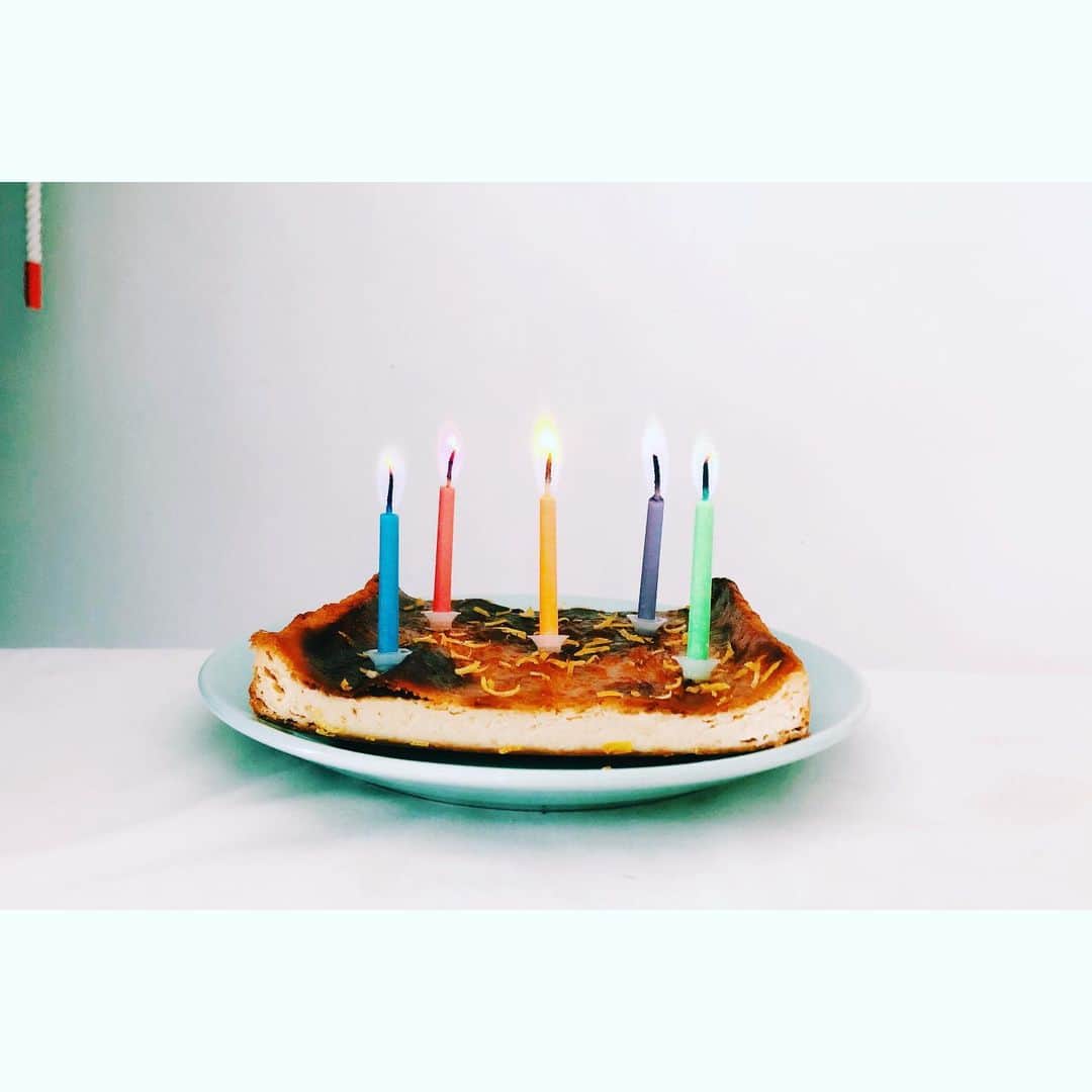 雪浦聖子さんのインスタグラム写真 - (雪浦聖子Instagram)「もうほんとにいい年だし、自分の誕生日なんてストーリーで触れるくらいがいいだろうと思ってたのだけど、もさちゃんが作ってきてくれたケーキが可愛すぎたので自慢。 蝋燭の火がカラフル！ プレゼントのドイツから来た妖精もたまらん。 ありがとうー。 アトリエになおきさんもちょうど来てくれて楽しかった。（写真はクッションは餃子がバナナかって話してる） 私は幸せ者です。」1月14日 14時29分 - sneeuw_y
