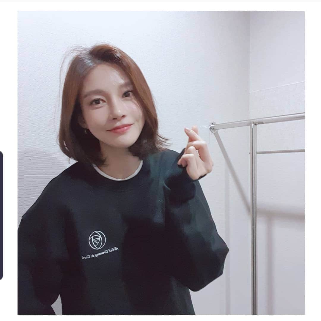 チャ・イェリョンさんのインスタグラム写真 - (チャ・イェリョンInstagram)「제가 입은 이 맨투맨은 요💓 . 시각장애인 예술가들의 꿈을  담은 옷이라고 합니다.💕 너무 예쁜 로고 보이시죠? 시각장애인 예술가 작가님의 작품을 담아 ‘당신은 꽃’🌷이라는 뜻이라고 해요! 옷도 의미도 정말 예쁘죠?! ❤ . 많은 분들이 함께 입고 동참해주시면,너무 의미 있을것  같아요~ . 자세한 이야기는 @add_enactus ❤❤❤ . .」1月14日 14時31分 - chayeryun