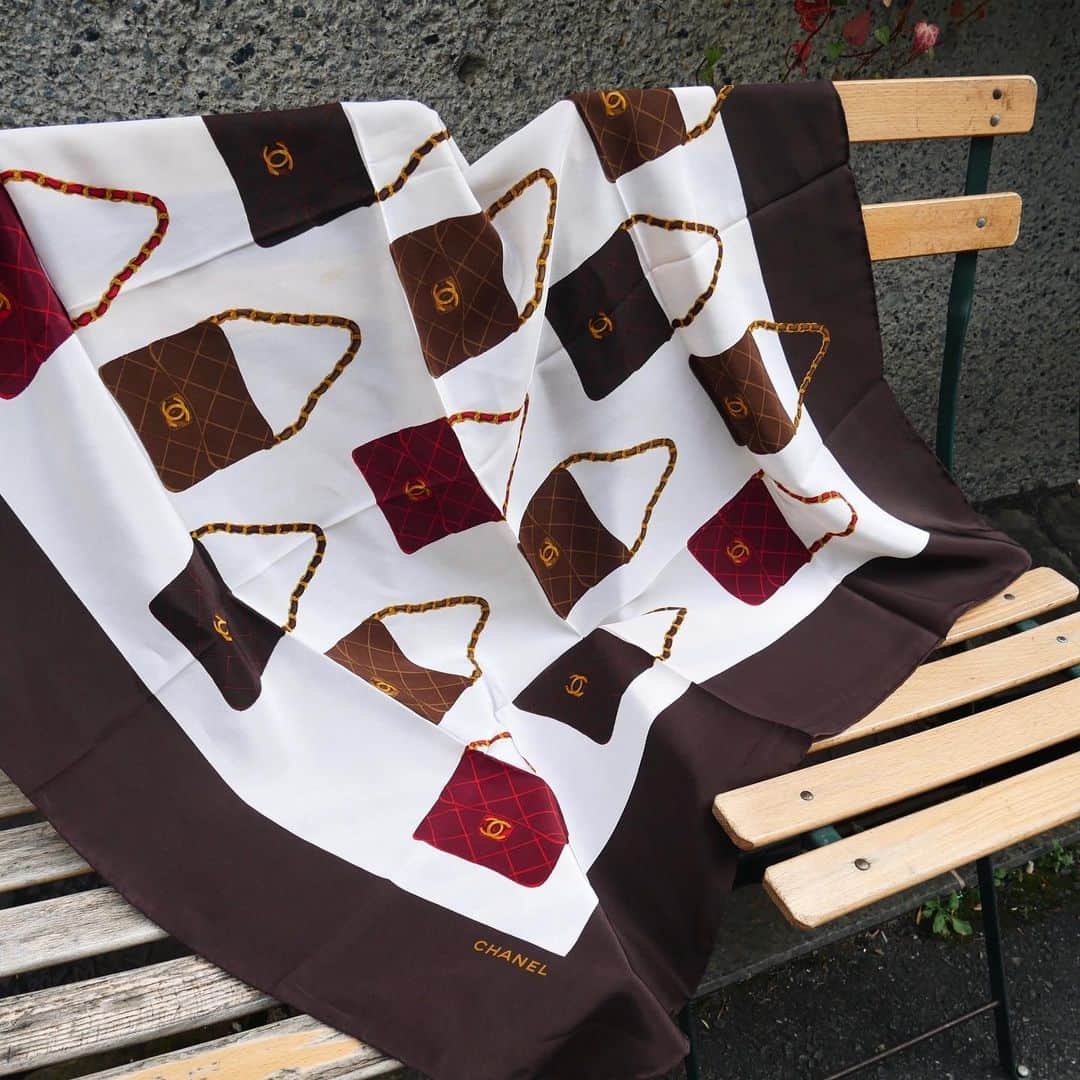 Vintage Brand Boutique AMOREさんのインスタグラム写真 - (Vintage Brand Boutique AMOREInstagram)「Vintage Chanel bags print silk scarf. ▶︎Free Shipping Worldwide✈️ ≫≫≫ DM for more information 📩 info@amorevintagetokyo.com #AMOREvintage #AMORETOKYO #tokyo #Omotesando #Aoyama #harajuku #vintage #vintageshop #ヴィンテージ #ヴィンテージショップ #アモーレ #アモーレトーキョー #表参道 #青山 #原宿#東京 #chanel #chanelvintage #vintagechanel #ヴィンテージ #シャネル #ヴィンテージシャネル #amorewardrobe #アモーレワードローブ」1月14日 14時41分 - amore_tokyo