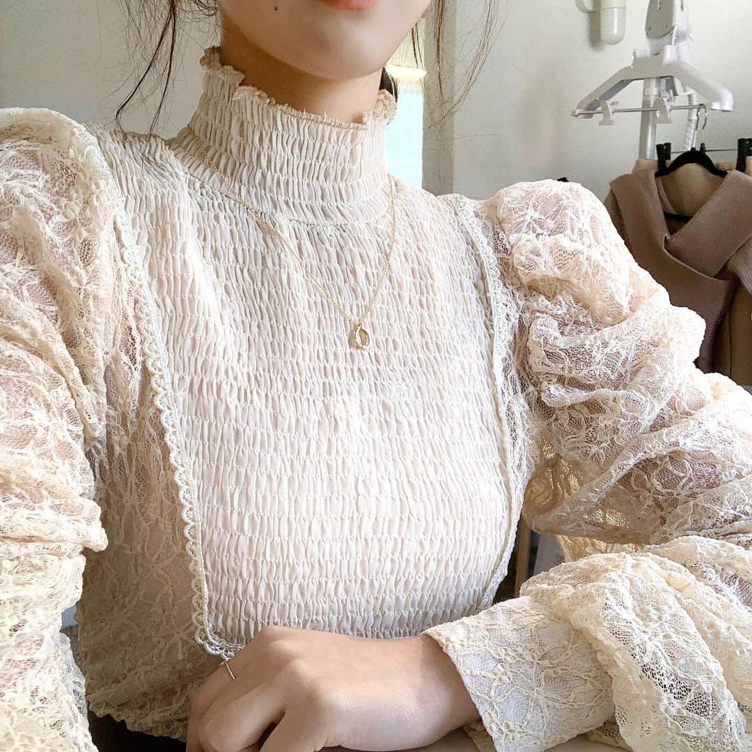 Chuuのインスタグラム：「어깨라인 예뻐보이는 블라우스❣️예쁜데 편하기까지,,,! 이건 진짜 왕츄천!✨ #chuuseoul」