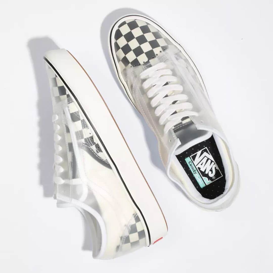 HYPEBEASTさんのインスタグラム写真 - (HYPEBEASTInstagram)「@hypebeastkicks: @vans has unveiled a new hybrid Slip-Skool sneaker that combines the Slip-On silhouette with the body of an Old Skool in a transparent case. It’s available now in a “Checkerboard” print and a canvas “True Navy/Red” colorway at Vans stores and online for $75 USD each. ⁠⠀ Photo: Vans」1月14日 15時02分 - hypebeast