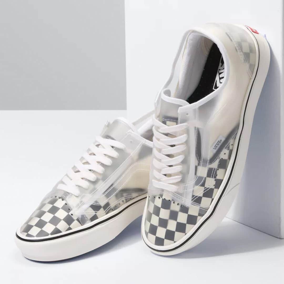 HYPEBEASTさんのインスタグラム写真 - (HYPEBEASTInstagram)「@hypebeastkicks: @vans has unveiled a new hybrid Slip-Skool sneaker that combines the Slip-On silhouette with the body of an Old Skool in a transparent case. It’s available now in a “Checkerboard” print and a canvas “True Navy/Red” colorway at Vans stores and online for $75 USD each. ⁠⠀ Photo: Vans」1月14日 15時02分 - hypebeast