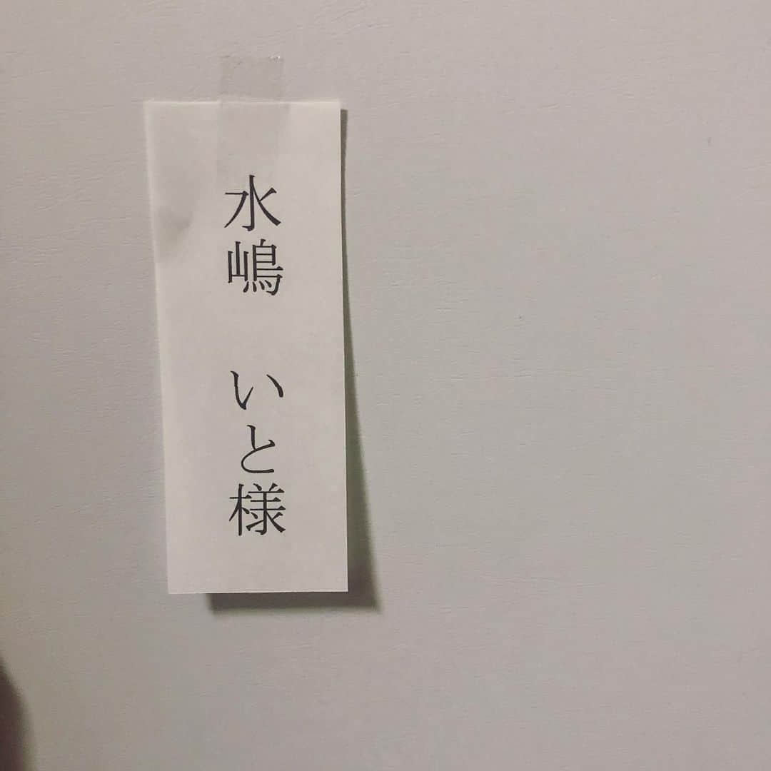 水嶋いとさんのインスタグラム写真 - (水嶋いとInstagram)「・ 改めて 舞台コロッケ、全7公演終了しました！ 本当に大好きな座組で仲が良くて、終わってしまったのが寂しい… こんな方々と一緒に作品を作れたことが嬉しいです。幸せです。 酒井佳代、家族が大好きで、あの場所が一番の居場所で、お兄ちゃんのコロッケが大好きで。 ニノ担カラーの黄色いパーカーが私のお気に入りです。笑 めちゃくちゃ悩んだり不安になったりしましたが、皆さんに支えてもらって最後まで頑張れた！たくさん吸収して勉強になった！感謝です。 これを糧にこれからも頑張ります✨ 本当にありがとうございました！ ・ ・ ・ #コロッケ #劇団たいしゅう小説家 #舞台コロッケ #舞台」1月14日 14時56分 - ito_mizushima