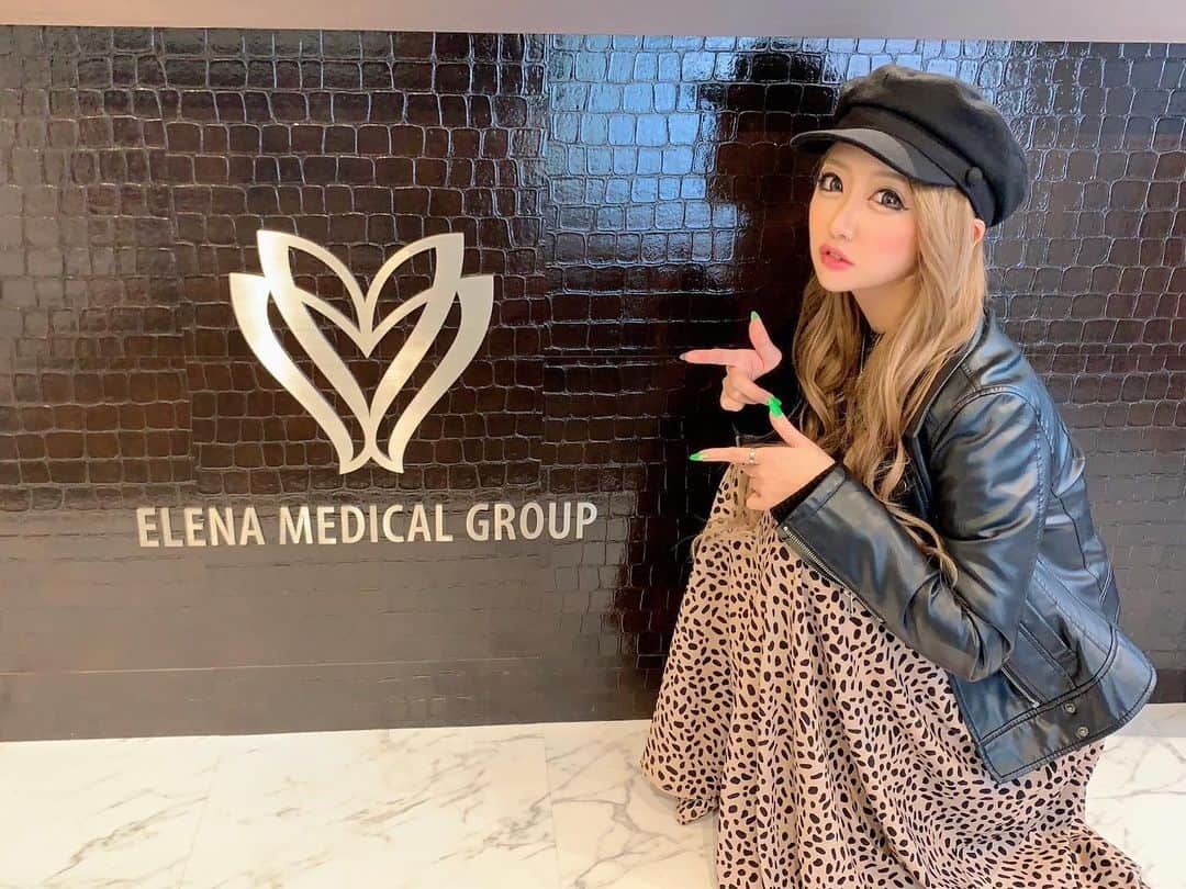 藤堂静華さんのインスタグラム写真 - (藤堂静華Instagram)「_ . エレナクリニックさん @elena__clinic で 糸リフトやってきたよ🙋🏼‍♀️💓💓 . 入れ放題だったから4本ずつ入れてもらいました！ほうれい線とか速攻なくなるし溶ける糸だから安心☺️入れたら肌も綺麗になるんだよ〜！ . 対応もすごく丁寧で先生も気さくな方だったから施術中ずっと喋ってた(笑)麻酔がちょっと痛いけど全然平気だったよ♪♪ . ありがとうございました💗 . #エレナクリニック#糸リフト#糸リフト入れ放題#新宿#歌舞伎町#美容#リフトアップ#肌ケア#スレッドリフト#溶ける糸#小顔#美肌#美容外科#美容皮膚科#美容クリニック」1月14日 15時03分 - shizuka___official