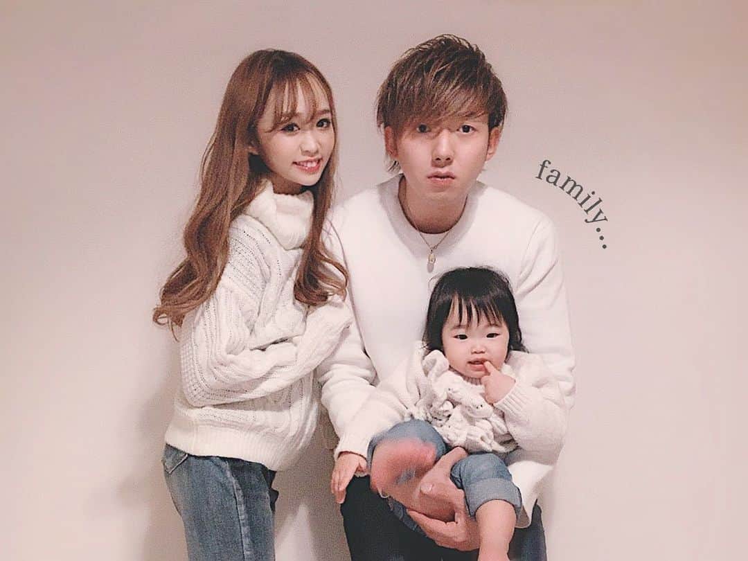 さっぴちゃんのインスタグラム：「♡. 𝐅𝐚𝐦𝐢𝐥𝐲 . . 白×デニム⛄️♡ みんなでお出かけするときはいつも大体 たくちゃんが着てる服を見て、あかりに 同じようなの着せてわたしも真似っこ🎀⑅ . . 最近はたくちゃんとあかりでずっと わたしの取り合いしてる😂♡♡♡ . . たくちゃんがくっついてくると、 いつもあかりが、あ"ー！👶🏼🗯って 言いながらパパを引き剥がしに来て 隣をキープしに来る😂♡ . . そのやりとりがもう可愛いったら ありゃしない🥺♡幸せすぎてずっと 取り合いっこしてて欲しい(笑) . . とにかく最近は、ママを独り占めしたい らしく、ずっと一緒にいたいみたいで ちょっとでも動くとすぐ泣くから👶🏼 . 家事をたくちゃんが手伝ってくれたり とーっても助かってる🥺♡♡♡ . . 外でも頑張ってるのに、ありがとう👨🏽♡ お仕事大変だからあんまり頼りたく ないけど、やっぱり、助かる🥺♡♡♡ . . ………………………………(♡)……………………………… .」