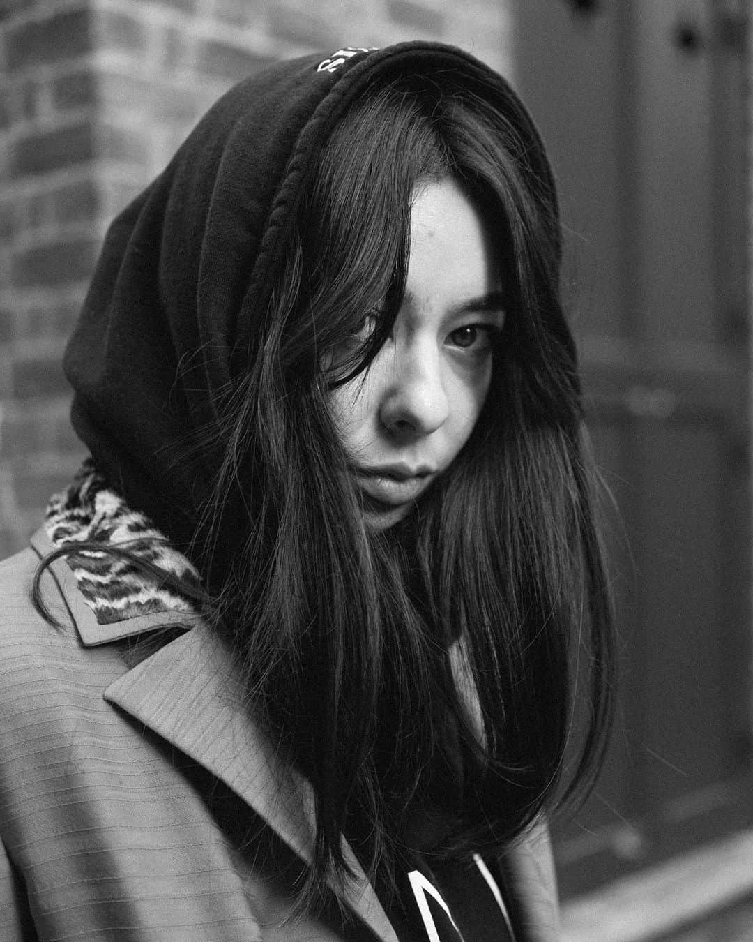 MiChiのインスタグラム：「London winter vibes 🖤 Photo by @augustop ☺︎ #london」