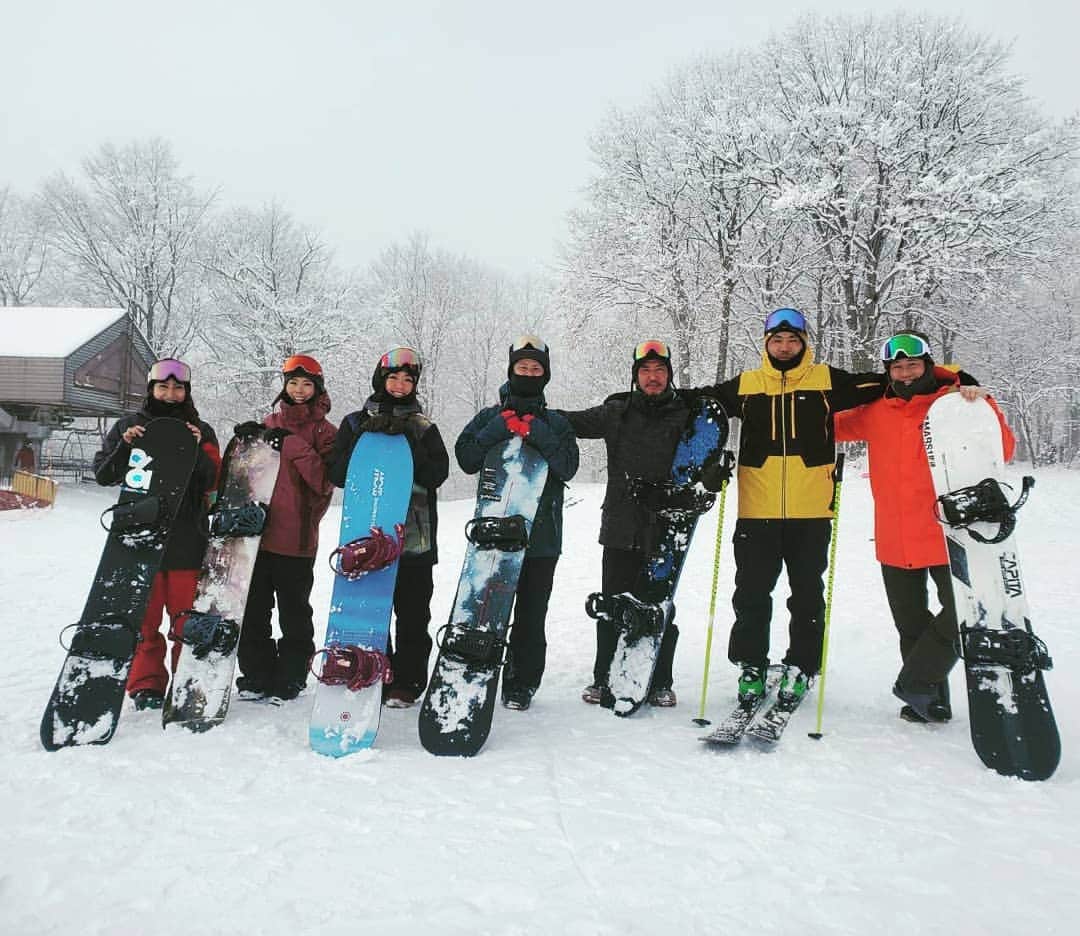杉田芳尚さんのインスタグラム写真 - (杉田芳尚Instagram)「・ ・  自分の #snowboarding の始まりの場所で、シーズンインができました‼️ どのスキー場も雪不足で苦しんでるけど、例え全面滑走できなくても、20㎝積もれば滑れます。  行けば必ず誰か仲間や新しい良い奴にに出会うし、やっぱり #hakuba  はいーところです☆  あ、今のところ回を重ねる毎に参加者が増え、リピートしてくれる事も多い、 #イワタケスタイル #ハクバパラダイススラローム  も2月と3月に開催予定です‼️ そこまで雪、もってほしいなぁ………。 #白馬岩岳スノーフィールド  #元ハーフパイプディガー #元パークディガー #白馬村 #白馬岳をバックに素敵な写真が撮れるのはここだけです‼️」1月14日 15時13分 - yoshihisasugita