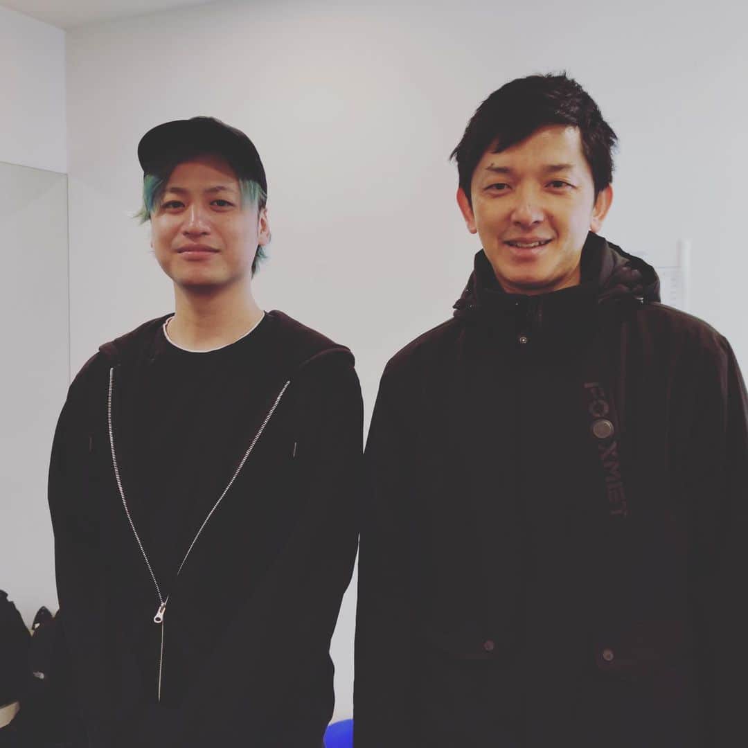 セゴリータ三世のインスタグラム：「昨日の撮影控え室としてPassCodeスタッフルームを使わせて頂いたんだけど、すでに仕事してる方がいらっしゃったから邪魔になっちゃいけないって思って無になってたら、なんとまさかのPassCodeの作曲をされてる平地孝次さんだったから、あまりの嬉しさに勢いで一緒に写真撮らせて頂いたんだけど、その時のセゴの顔が死ぬほどニヤけてて心底人生やめたくなったって話聞く？  #passcode  #kojihirachi」