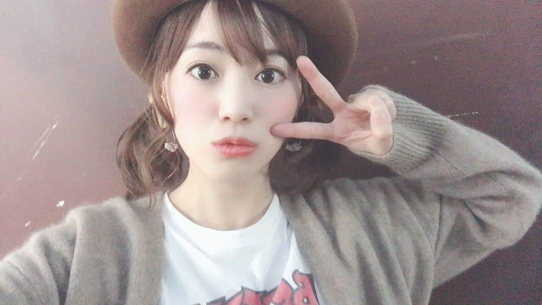 堀有里のインスタグラム：「ローツインとか、普段は絶対やらないけど、 役だと思うと平気で出来ちゃう不思議。笑  衣装は　@ikawarune  に借りました♡  若草、桔梗、群青、山吹、胡桃、バーガンディ、鼠 新しく考えたキャラ達にも愛着が......。笑  消去法で胡桃をやりました。笑 楽しかったなぁ〜  #菅生ゼミ休講のお知らせ　#イベント　#スピンオフ　#日替わりゲスト　#堀有里　#胡桃色　#茶色　#ブラウンコーデ　#ツインテール　#ローツイン」