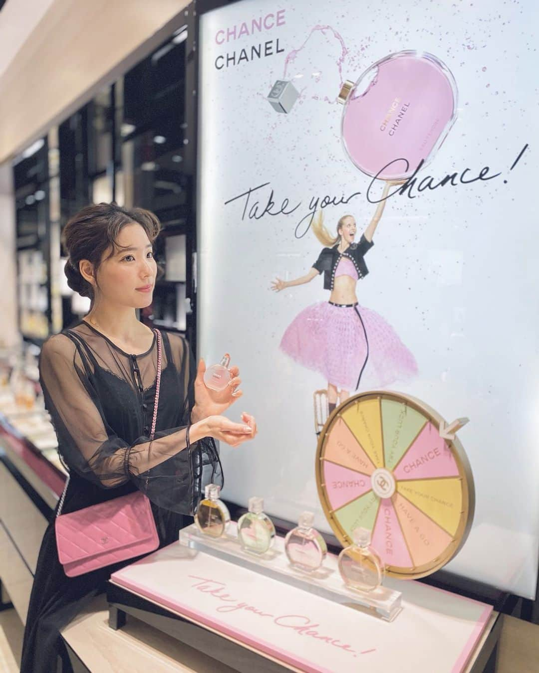 布川桃花さんのインスタグラム写真 - (布川桃花Instagram)「CHANEL “チャンス オータンドゥル”シリーズの 新商品発売を記念した特別イベントへ💐 (たくさん写真撮ってもらったから全部載せちゃう🤣) . 小さめサイズのチャンス オー タンドゥル オードゥ パルファムや数量限定のヘアオイル、 会場限定のペンシル型フレグランスなど 注目の新作商品がたくさん🧐✨ . 大きなチャンスルーレットが可愛かったよ〜💕 全国で開催されるのでお近くのお店の日程をチェックして ぜひ遊びに行ってね❤︎ . ✔︎CHANEL チャンス オー タンドゥル 2020イベント 伊勢丹新宿店:1/15-1/21 阪急うめだ本店:1/15-1/21 西武池袋本店:2/5-2/11 大丸心斎橋店:2/19-2/25 博多阪急:2/26-3/3 ジェイアール京都伊勢丹:3/11～3/17 銀座三越:3/18-3/24 名古屋JRゲートタワー:3/19-3/22 大丸東京店:3/25-3/31 大丸札幌店:3/25-3/31 GINZA SIX:3/18-3/31 NEWoMan新宿店:3/18-3/31 ルミネ有楽町店:3/18-3/31 ルミネ横浜店:3/18-3/31 . #CHANEL #takeyourchance #チャンスオータンドゥル #PR」1月14日 15時25分 - momoka_fukawa