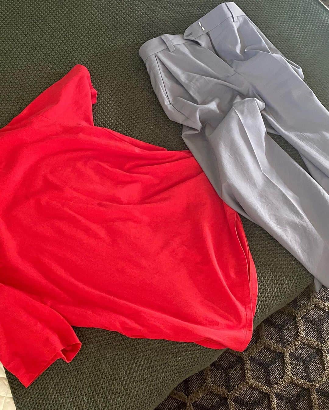 佐田真由美さんのインスタグラム写真 - (佐田真由美Instagram)「赤いTシャツって色見によっては、あらま。ってなるが、 @unused_inc  のは自信満々に着れる不思議。 パンツもグレーを合わせて✨ 詳細は @otonamuse  4月号にて！ 私の連載 #morethanclothes  見て下さーい！ 今日のヘアメイク 好きだったー 有り難い @mami_numata」1月14日 15時37分 - sadamayumi
