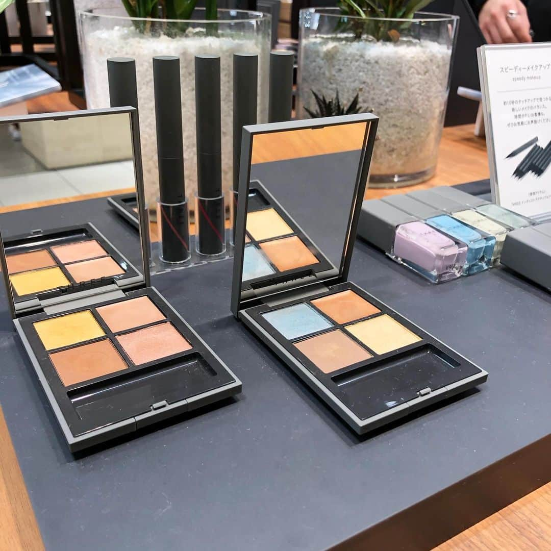 名古屋パルコさんのインスタグラム写真 - (名古屋パルコInstagram)「【西館1F スリー】THREE 2020 SPRING MAKEUP COLLECTION “EMOTIONAL LANDSCAPES”﻿ 1月に発売されたばかりのコレクションです💗﻿ ﻿ ▫️塗り方や組み合わせによって手元の印象や表情が変わる新色7種が加わったネイルポリッシュ﻿ ﻿ ▫️4つの色・質感・輝きとそれぞれ違ったテクスチャーが楽しめるディメンショナルビジョンアイパレット﻿ ﻿ ▫️唇にクリアな発色とつややかな質感を宿らせる繰り出しタイプのリップクレヨン仕様のマジックタッチリップライナー﻿ ﻿ ▫️簡単にきれいにひくことができるフェルトタイプの先端部が特徴のインディストラクティブルアイライナー ﻿ ﻿ ﻿ 冬のアイスランドの景色にインスパイアされて生まれたコレクションです。﻿ ﻿ ぜひ店頭にてお試しください💋﻿ ﻿ ﻿ ﻿ #threecosmetics #2020Spring #コスメ #新作コスメ #アイライナー #アイシャドウ #リップクレヨン #ネイルポリッシュ #リキッドアイライナー #アイパレット #アイカラー #アイメイク #リップ #口紅 #リップメイク #リップカラー #ネイル #ネイルカラー #限定 #limited #スリー #THREE #名古屋パルコ #栄 #矢場町」1月14日 15時31分 - parco_nagoya_official