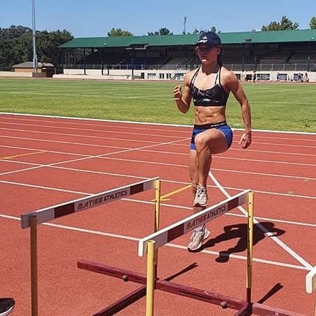 ゾーイ・クラークさんのインスタグラム写真 - (ゾーイ・クラークInstagram)「🌞🌞 #hurdles #drills #athlete #training #trainingcamp #week2 #warmweathertraining #wwt #stellenbosch #southafrica」1月14日 15時40分 - zoey.f.clark