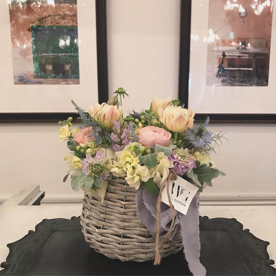 畑野ひろ子のインスタグラム：「本日のレッスン。 春のお花の生花アレンジメント。 淡いトーンでまとめて、リネン素材のリボンをあしらったアレンジメントです。  本日参加して頂いた皆様、ありがとうございました。  #flower #flowers #life #lifestyle #arrangement #spring #willgarden #linen #linenribbon #lesson」