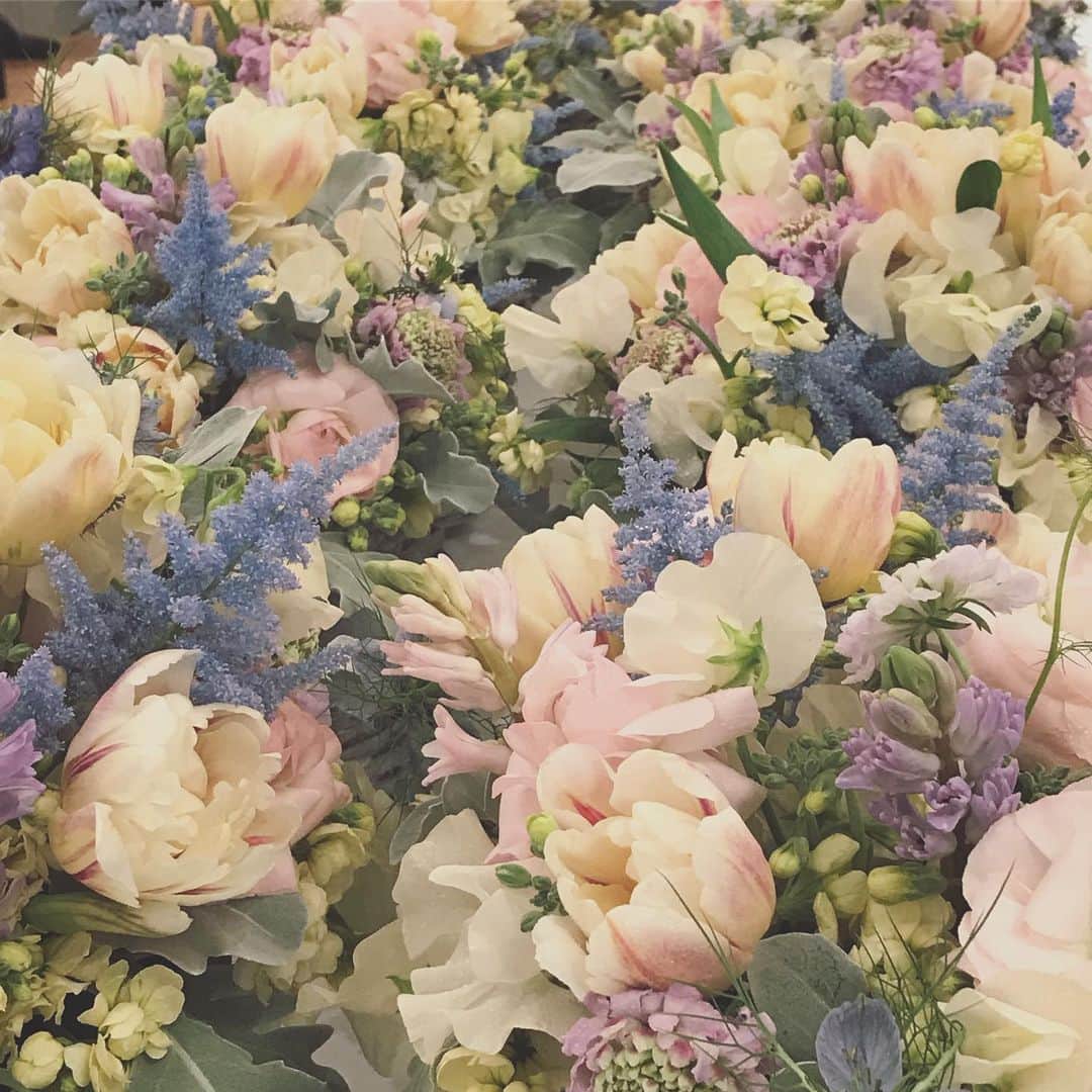 畑野ひろ子のインスタグラム：「spring flowers 🌷🌷🌷 #flowers #flower #arrangement #lesson #spring #springflowers #willgarden」