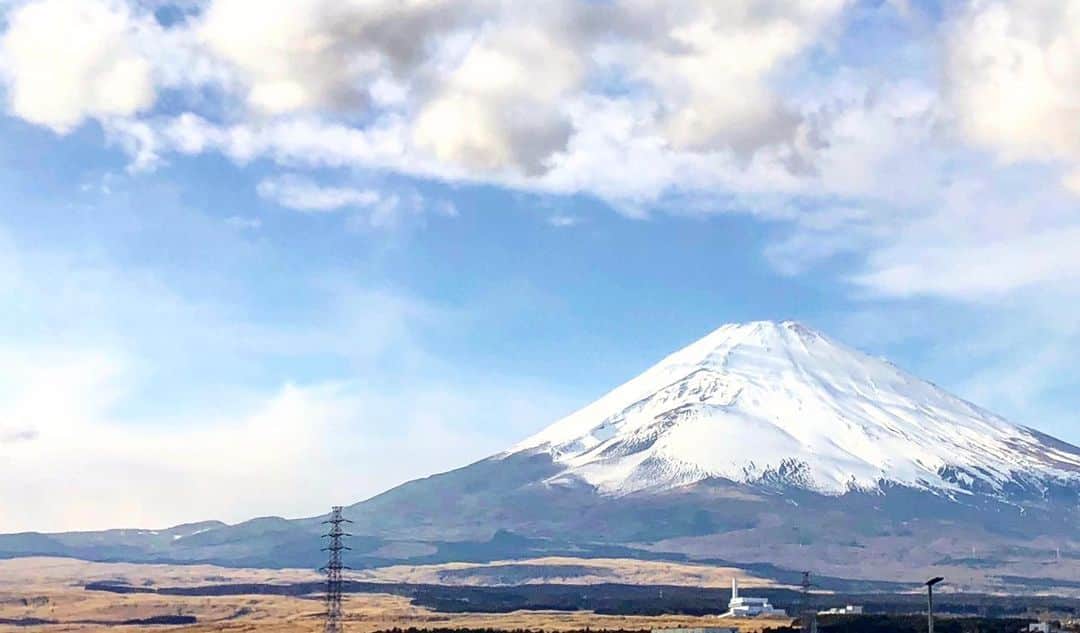 山本佳志のインスタグラム：「is heading to Nara.  久しぶりに帰省です。  今日の富士山🗻  綺麗でした。  遅ばせながら、明けましておめでとうございます🌅」