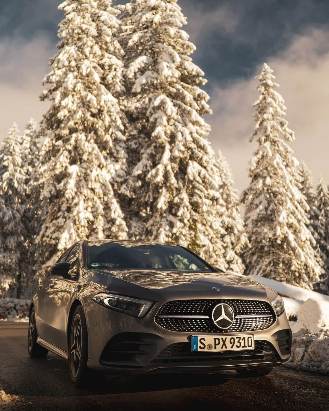 メルセデス・ベンツさんのインスタグラム写真 - (メルセデス・ベンツInstagram)「Cold and snowy weather conditions. No problem for the Mercedes-Benz A-Class and its sporty yet confident driving characteristics. #Mercedes-Benz #AClass #InstaCar #MBCar 📸 @jand_schrx & @maik_s_schmidt for #MBsocialcar」1月14日 16時02分 - mercedesbenz