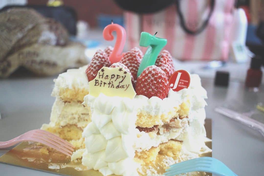 小林亜実さんのインスタグラム写真 - (小林亜実Instagram)「. 12日にお誕生日を迎え27歳になりました。たくさんのお祝いメッセージありがとうございました☺️ 当日もお仕事の現場でサプライズでケーキを出していただき、次の日はイベントでたくさんの愛をいただき、今日も稽古場でお祝いをしていただきました。幸せ者です。ありがとう。 27歳は頑張りすぎないくらいにちょうどよく頑張る、のが目標です。 一緒に楽しい１年にしましょう！ 今年もよろしくお願いします🙏 . . #誕生日 #誕生日ケーキ #ありがとう #27歳 #小林亜実 #こあみ #cake #birthday #27thbirthday」1月14日 16時06分 - koami112