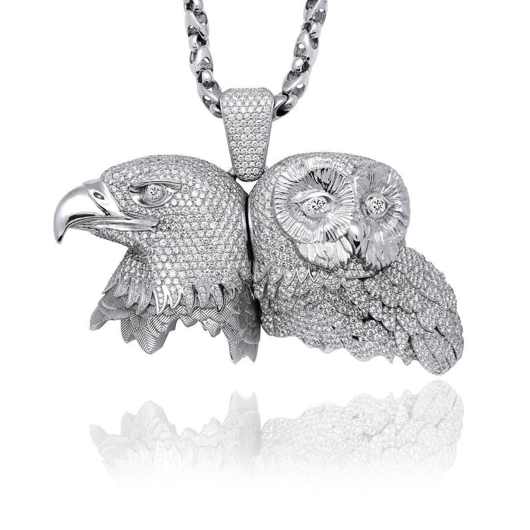 HYPEBEASTさんのインスタグラム写真 - (HYPEBEASTInstagram)「@hypebeaststyle: @champagnepapi and @future got matching chains to celebrate their latest “Life Is Good” collaboration. Crafted by @jasonofbeverlyhills, the pendants depict an owl and eagle resting side-by-side, representing Drake’s OVO label and Future Hendrix’s Freebandz imprint. Each one is worth $200,000 USD and features over half a kilo of gold and 40-carat diamonds each. Swipe for a better look at Drake’s gold piece and Future’s white gold piece.⁠⠀ Video/Photo: Jason of Beverly Hills」1月14日 16時21分 - hypebeast