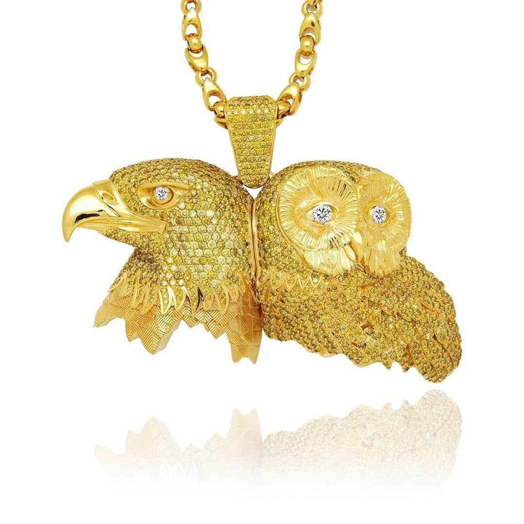 HYPEBEASTさんのインスタグラム写真 - (HYPEBEASTInstagram)「@hypebeaststyle: @champagnepapi and @future got matching chains to celebrate their latest “Life Is Good” collaboration. Crafted by @jasonofbeverlyhills, the pendants depict an owl and eagle resting side-by-side, representing Drake’s OVO label and Future Hendrix’s Freebandz imprint. Each one is worth $200,000 USD and features over half a kilo of gold and 40-carat diamonds each. Swipe for a better look at Drake’s gold piece and Future’s white gold piece.⁠⠀ Video/Photo: Jason of Beverly Hills」1月14日 16時21分 - hypebeast