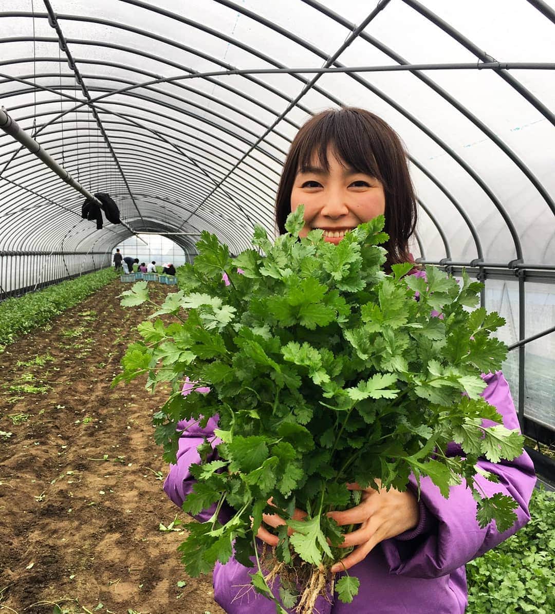 橋本真衣のインスタグラム：「. 花束もらった笑み🙄🌿 . . #さて#これはなんでしょう#ヒントは#福岡の生産量が日本一#久留米市#ももち浜ストア#ゴリおし」