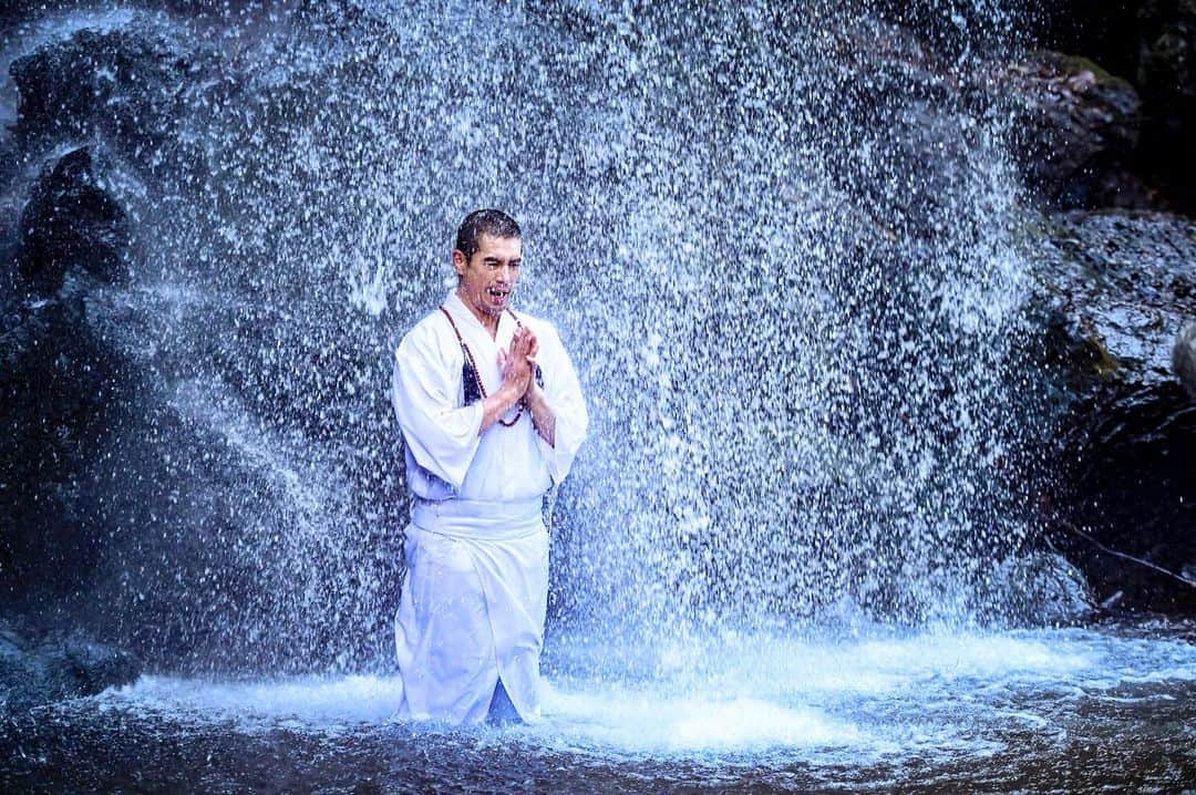 伊藤英明のインスタグラム：「滝行 #waterfalltraining #freezing」