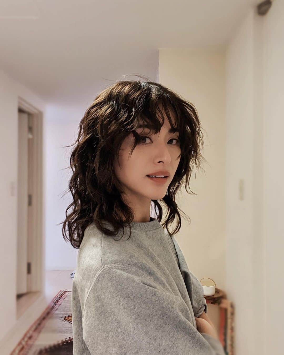 のインスタグラム：「Hair update. My male hair crush on the 1980s Jon Bon Jovi... 基本カット、2枚目、ヘアスタイリストさんにイラストに起こしてもらいました。参考は @micarganaraz #ミカアルガナラズ のボサボサカーリーヘア。今日はスタイリングでカール控えめにしていますが、オイルをつけて自然乾燥させたら彼女のような、クラシックロックスターのような仕上がりになります🎸」