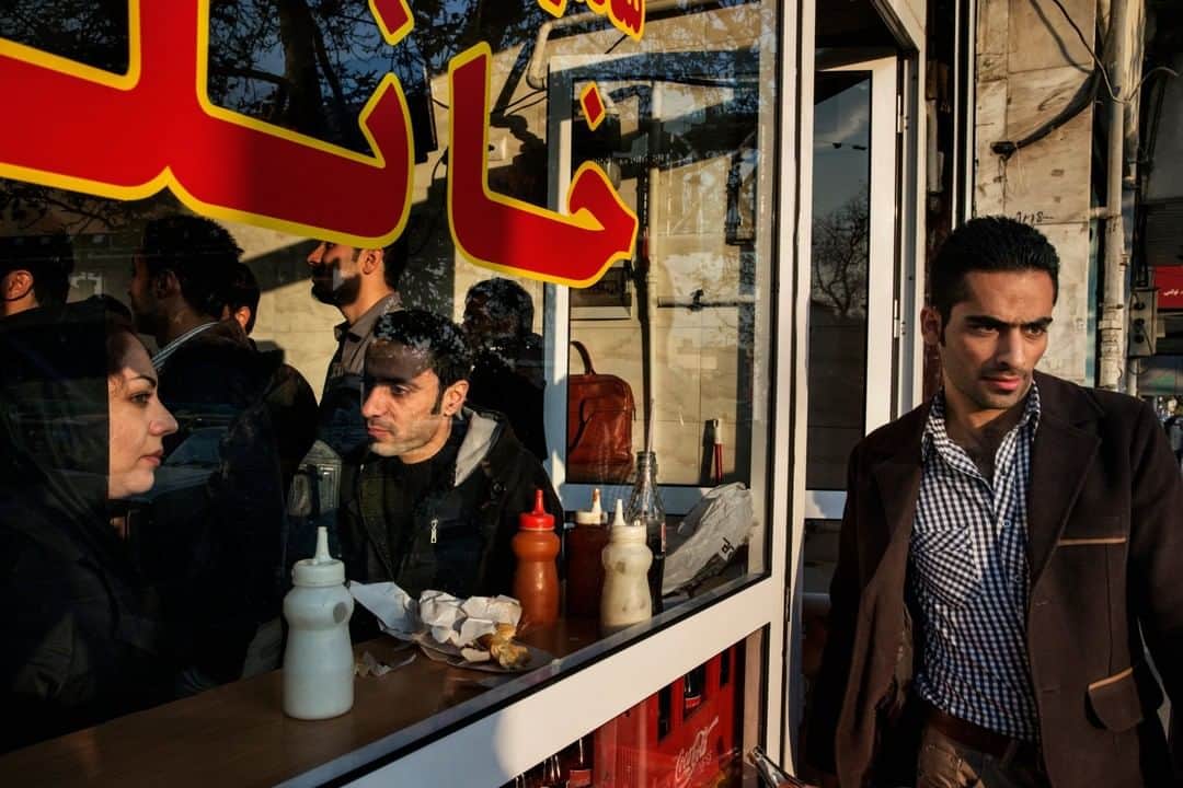 ナショナルジオグラフィックさんのインスタグラム写真 - (ナショナルジオグラフィックInstagram)「Photo by @adamjdean | Customers are seen at a fast food restaurant in Tehran, Iran, December 2013.」1月14日 16時40分 - natgeo