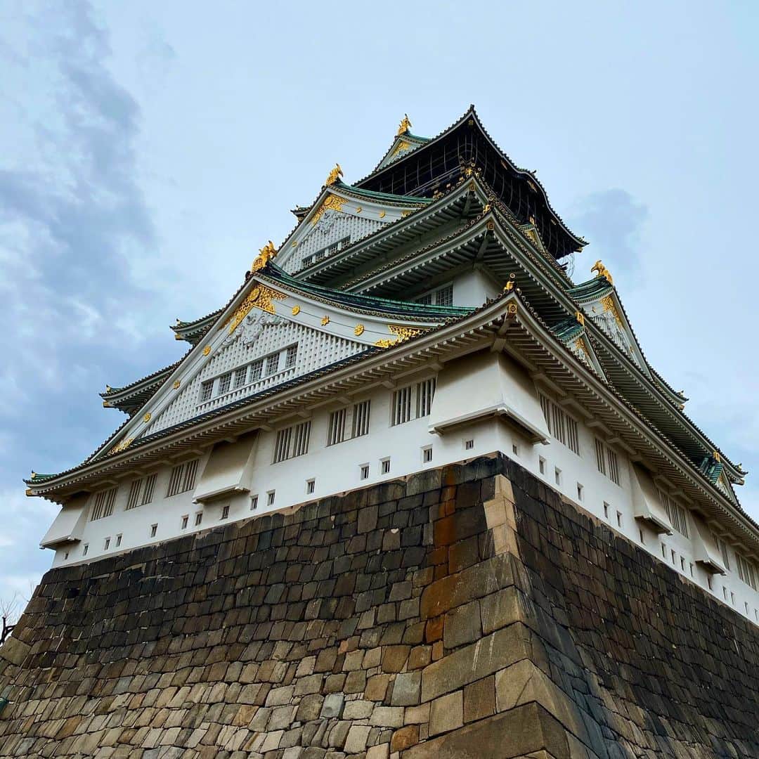 新田朝子さんのインスタグラム写真 - (新田朝子Instagram)「実は初、大阪城。収録の合間に初めて #大阪城 を見学してきました。観光客の8割は外国人で、そのうち9割は中国、韓国の方々であることに驚き。ミニチュアの秀吉が登場するジオラマで歴史のお勉強📖 . お城からすぐの新社屋、読売テレビも見学してきました☺️ . #大阪 #好きやねん #天守閣 #城 #お散歩 #osaka #japan #osakajo」1月14日 16時41分 - asako.nitta
