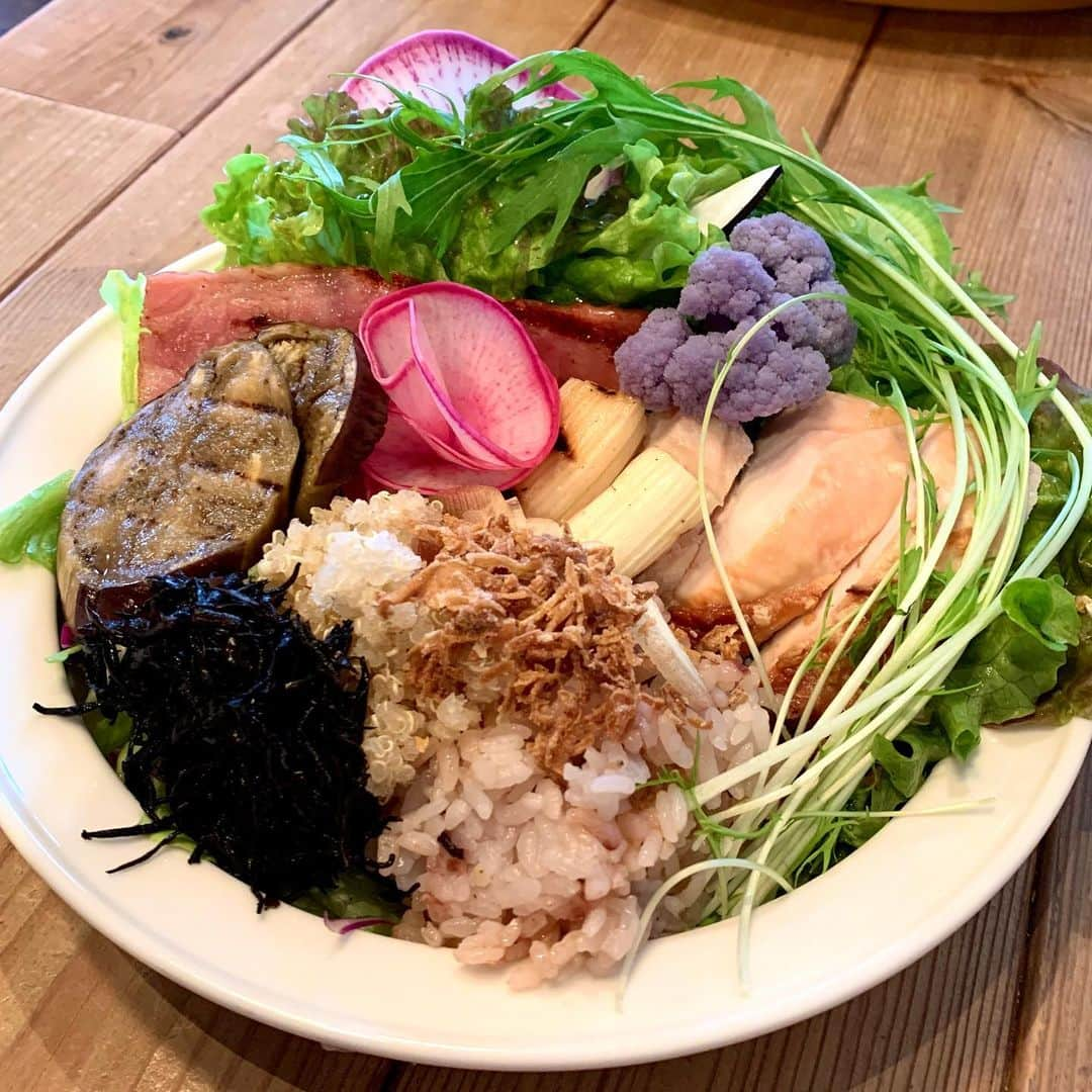 hirokoさんのインスタグラム写真 - (hirokoInstagram)「🌱2020.1.14（火）﻿ ✽.｡.:*・ﾟ #お昼ごはん﻿ ﻿ @_cafeknut_  で#ランチ﻿ これ昨日のランチですが...﻿ ﻿ 東京へ帰る息子を送ったあとママ友とランチ🍴﻿ 成人式の話で盛り上がる⤴︎ ⤴︎﻿ いつまでも子供と思ってたのに...﻿ もう20歳やなぁ〜と同じことを思う母達﻿ ﻿ ﻿ お野菜たっぷりの#ヘルシーランチ﻿ ダイエット中の私にはナイスなランチメニュー﻿ ﻿ ▪︎十五穀米とこだわり野菜とお肉のサラダボウル﻿ (コンソメスープ付き）﻿ ▪︎新年限定特別スペシャルブレンドコーヒー﻿ ﻿#福豆ブレンド ﻿ ﻿ ﻿ .........The end 𖠚ᐝ﻿ #サラダボウル #ヘルシー #カフェランチ #外食 #カフェ #ヨムーノ #ヨムーノメイト #朝ごはん #インスタフード #おうちごはん通信 #おうちごはんLover #くらしメイド #フーディーテーブル #マカロニメイト #デリミア #デリスタグラマー #バランスの良い食事 #ワンプレートごはん #snapdish #macaroni #locari_kitchen #lin_stagrammer ・」1月14日 16時41分 - hiropon0201